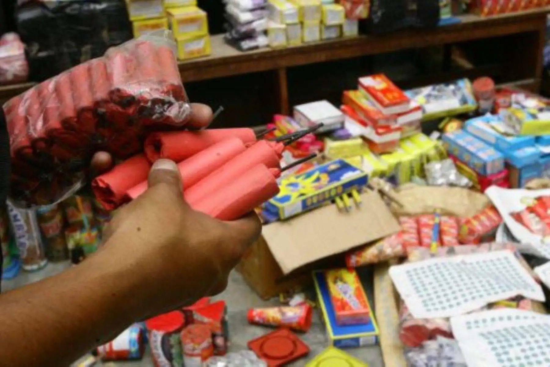 Sucamec recuerda a la población que los lugares autorizados no venden productos explosivos ni detonantes, sino de uso recreativo que no causan daño. Foto:  ANDINA