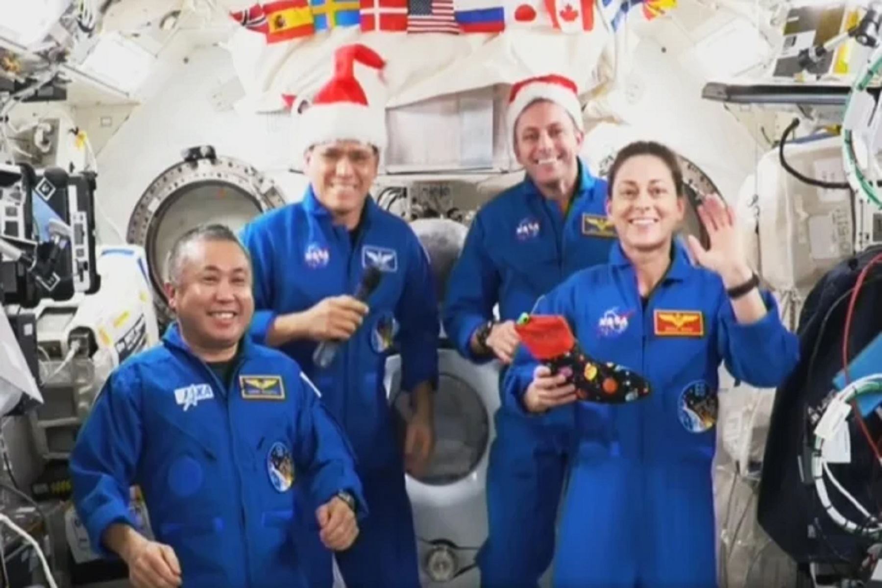 "Esperamos que sea una época de paz, alegría y de reencuentro con familiares y amigos. Estando en el espacio, extrañaremos mucho a nuestras familias", fue el mensaje de la tripulación de astronautas.