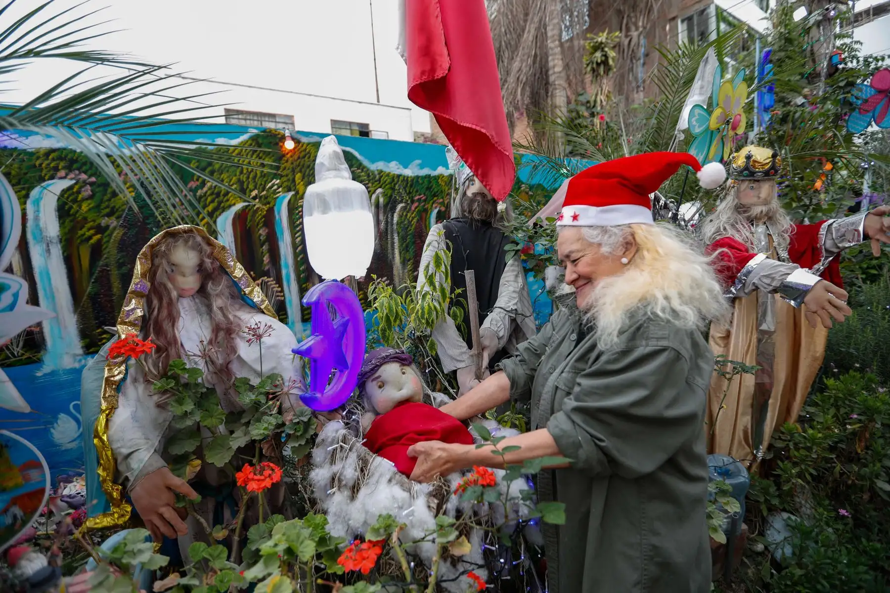 Cada año los vecinos del pasaje Andrés Razuri, ubicado en la urbanización Retablo, decoran los exteriores de sus viviendas con coloridas luces, distintos tipos de nacimientos, y hasta trineos,  haciendo de esta tradición un atractivo navideño bastante emotivo. Foto: ANDINA/Carla Patiño