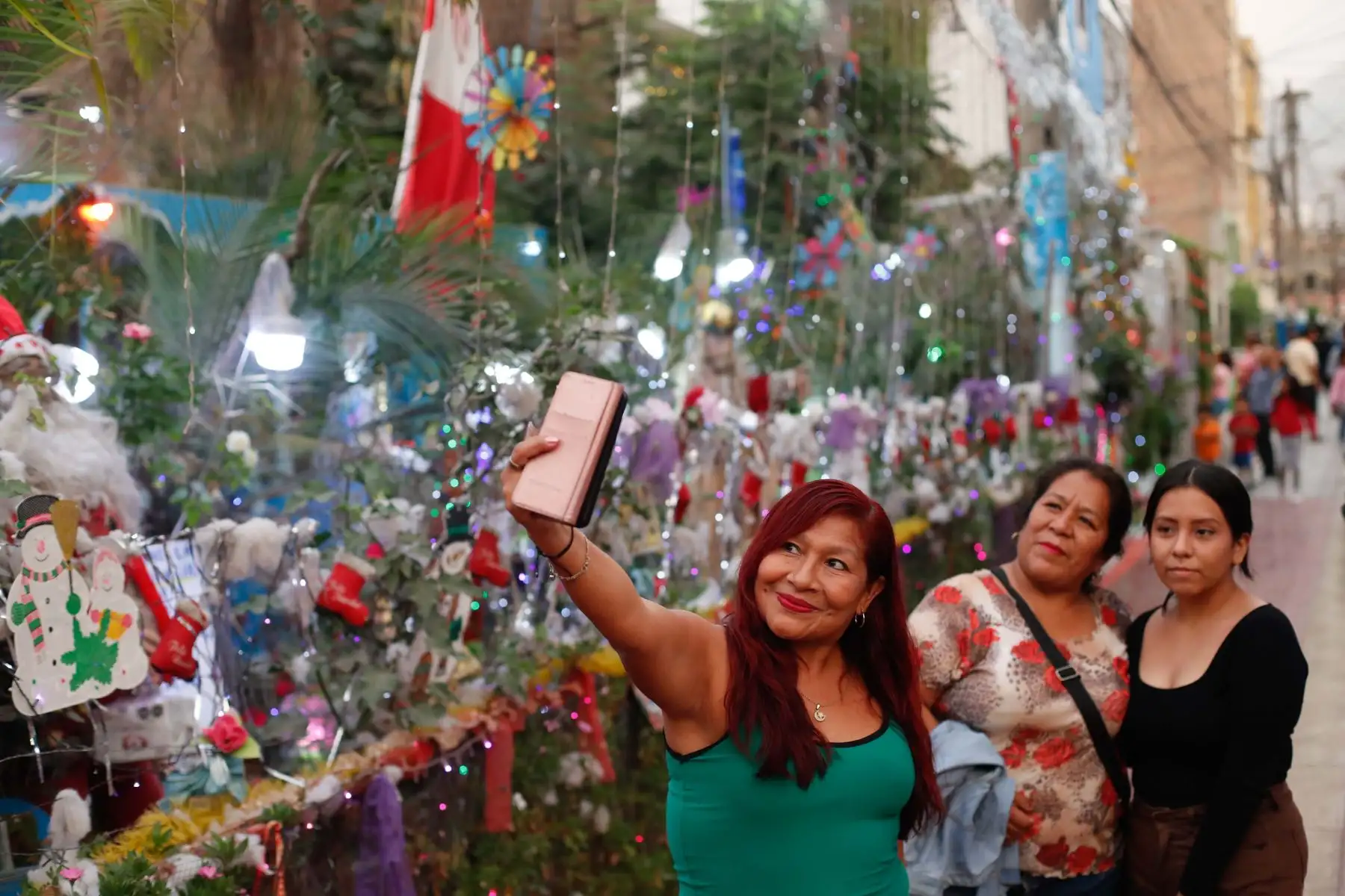 Cada año los vecinos del pasaje Andrés Razuri, ubicado en la urbanización Retablo, decoran los exteriores de sus viviendas con coloridas luces, distintos tipos de nacimientos, y hasta trineos,  haciendo de esta tradición un atractivo navideño bastante emotivo. Foto: ANDINA/Carla Patiño