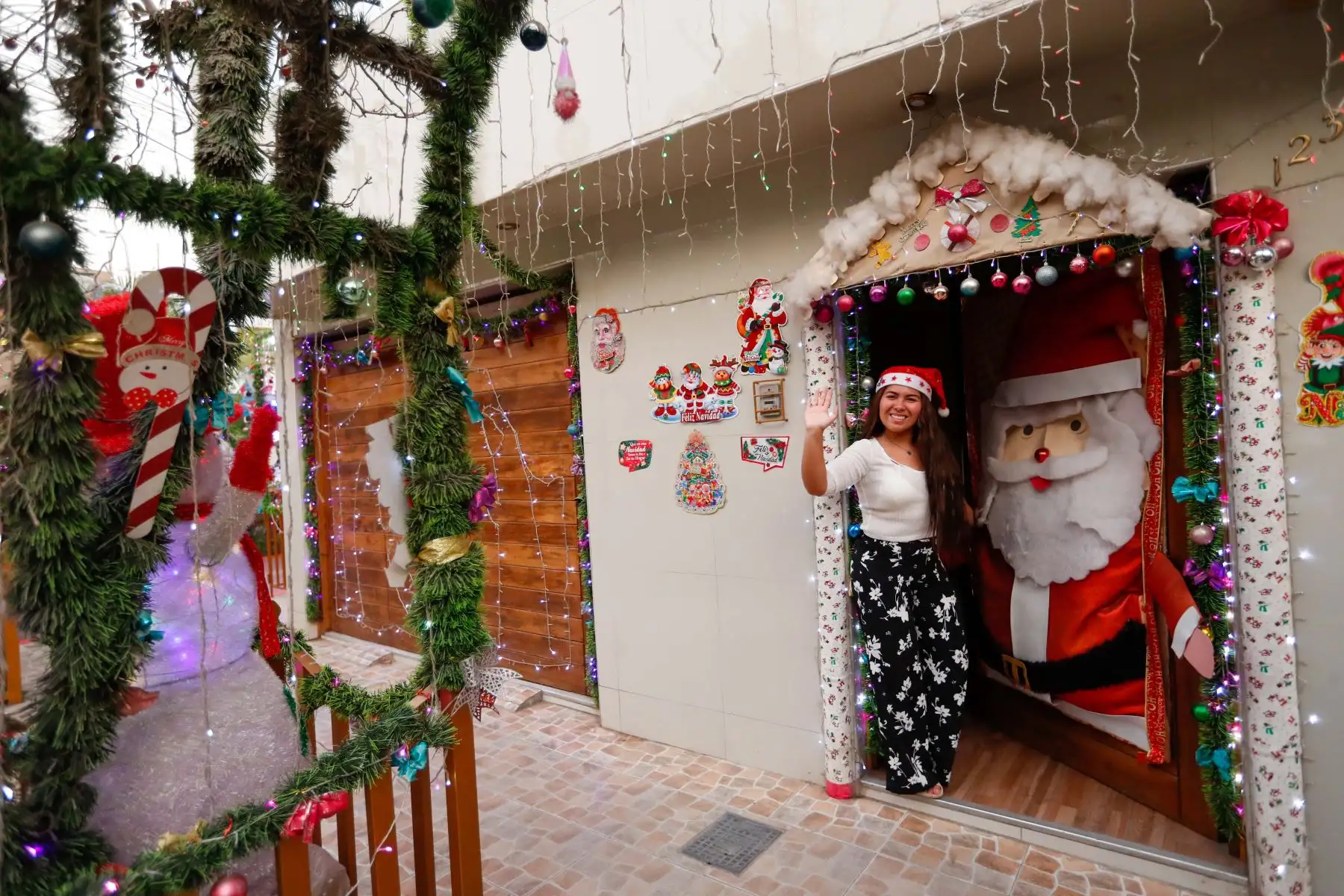 Cada año los vecinos del pasaje Andrés Razuri, ubicado en la urbanización Retablo, decoran los exteriores de sus viviendas con coloridas luces, distintos tipos de nacimientos, y hasta trineos,  haciendo de esta tradición un atractivo navideño bastante emotivo. Foto: ANDINA/Carla Patiño