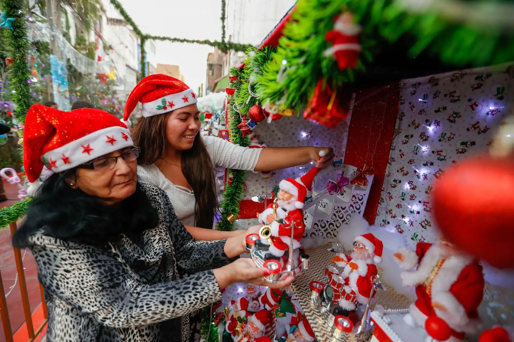 Cada año los vecinos del pasaje Andrés Razuri, ubicado en la urbanización Retablo, decoran los exteriores de sus viviendas con coloridas luces, distintos tipos de nacimientos, y hasta trineos,  haciendo de esta tradición un atractivo navideño bastante emotivo. Foto: ANDINA/Carla Patiño