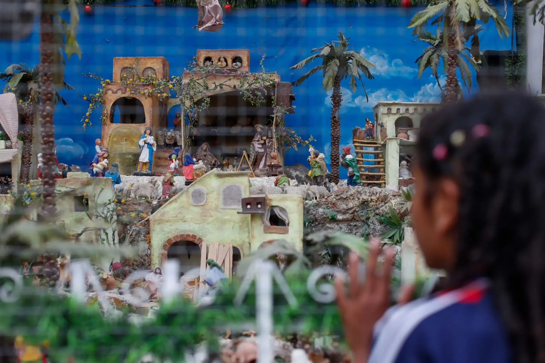 Cada año los vecinos del pasaje Andrés Razuri, ubicado en la urbanización Retablo, decoran los exteriores de sus viviendas con coloridas luces, distintos tipos de nacimientos, y hasta trineos,  haciendo de esta tradición un atractivo navideño bastante emotivo. Foto: ANDINA/Carla Patiño