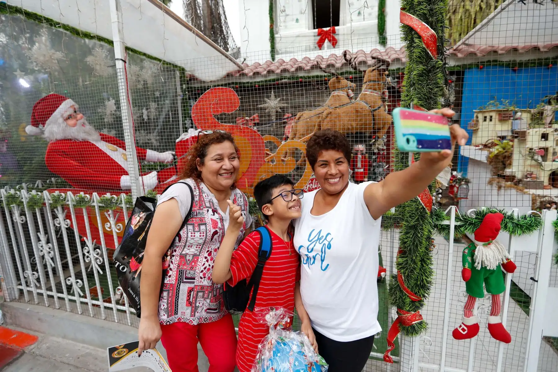 Cada año los vecinos del pasaje Andrés Razuri, ubicado en la urbanización Retablo, decoran los exteriores de sus viviendas con coloridas luces, distintos tipos de nacimientos, y hasta trineos,  haciendo de esta tradición un atractivo navideño bastante emotivo. Foto: ANDINA/Carla Patiño
