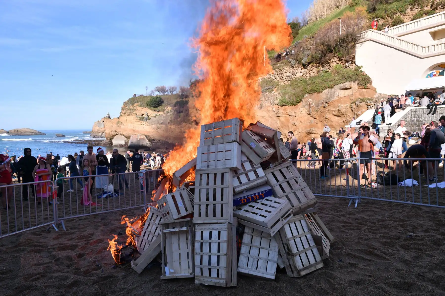 Una pila de cajas arde para conmemorar el solsticio de invierno como parte del tradicional nado navideño organizado desde 1929 por la asociación "Les Ours blancs" (osos polares) en la playa de Port Vieux en Biarritz, suroeste de Francia. Foto: AFP
