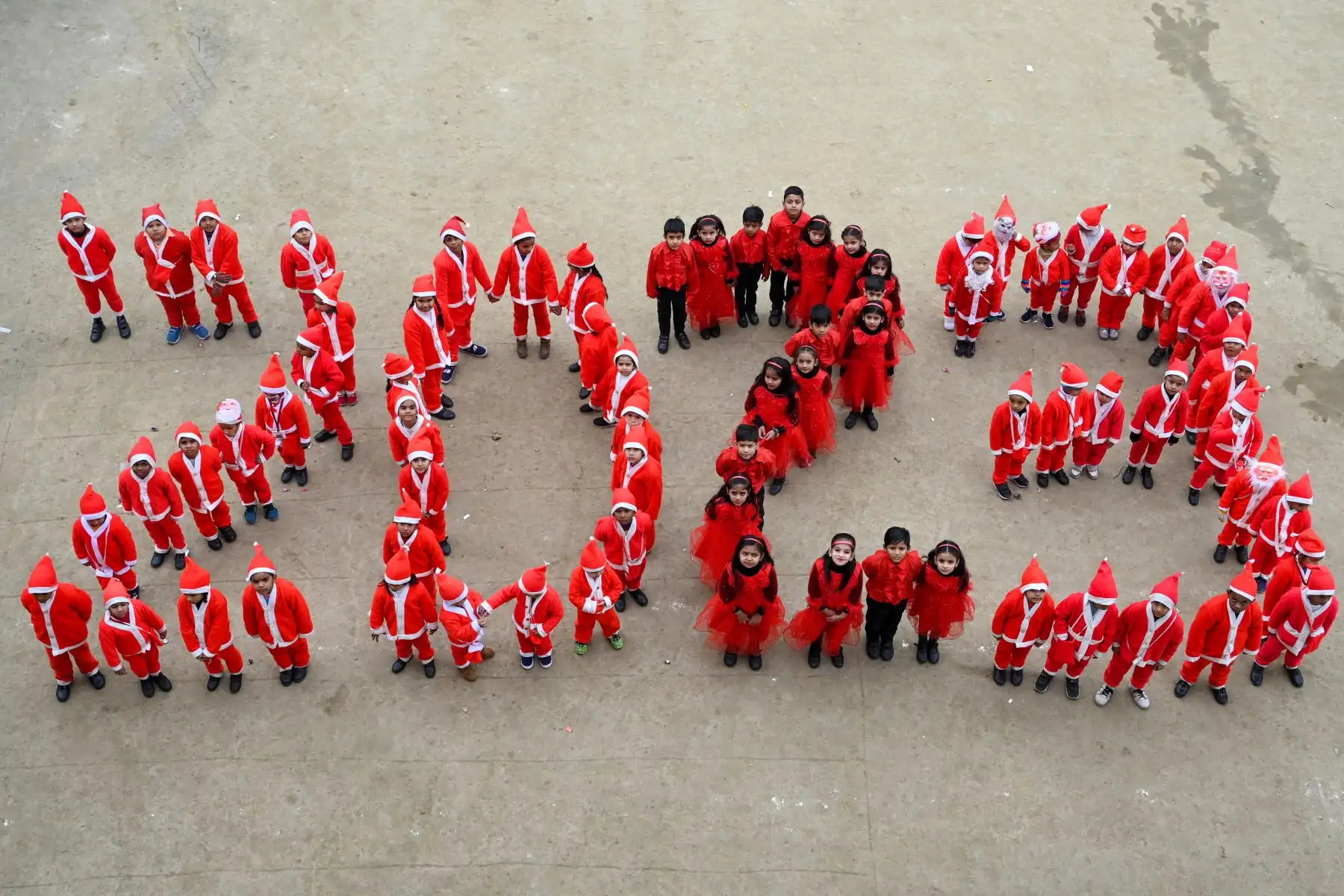 Niños vestidos como Santa Claus toman forma para representar el año nuevo 