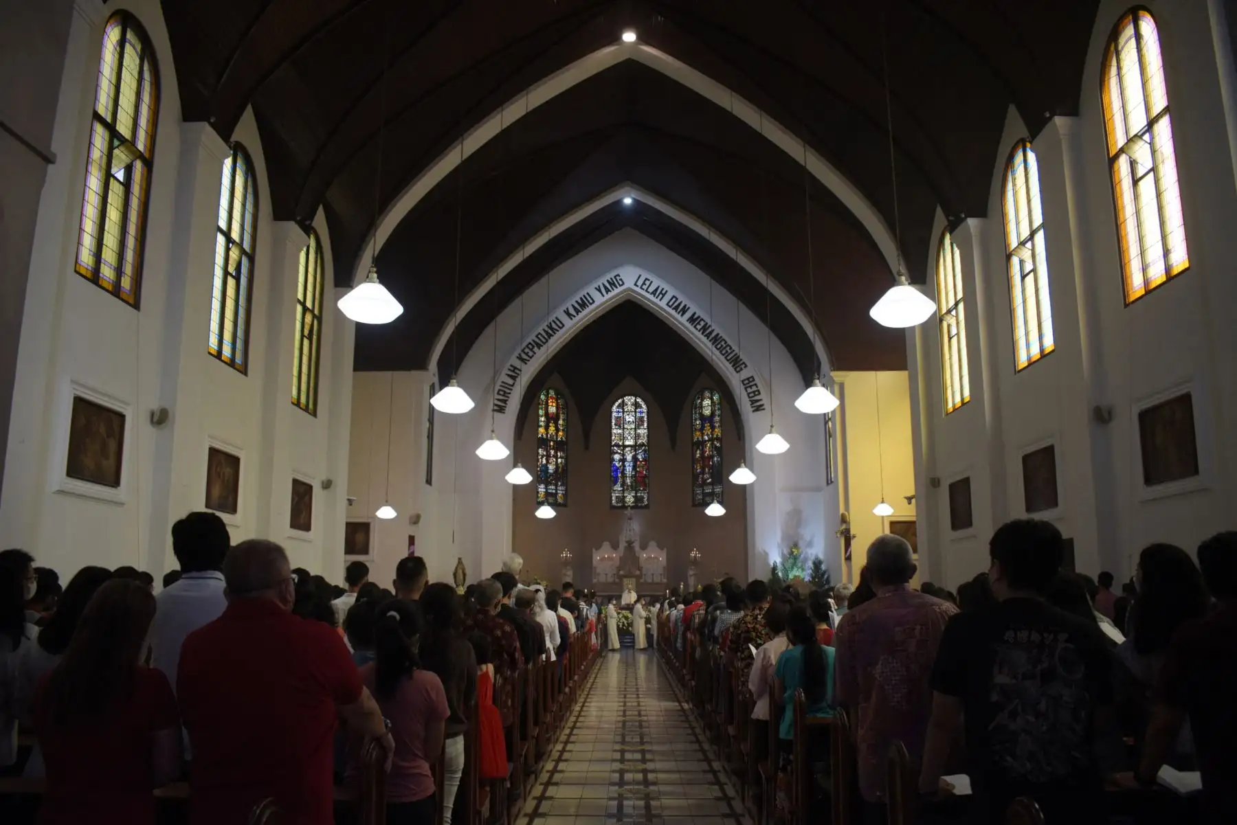 La gente asiste a una oración masiva en Nochebuena en la Catedral Santo Petrus en Bandung el 24 de diciembre de 2022. Foto: AFP