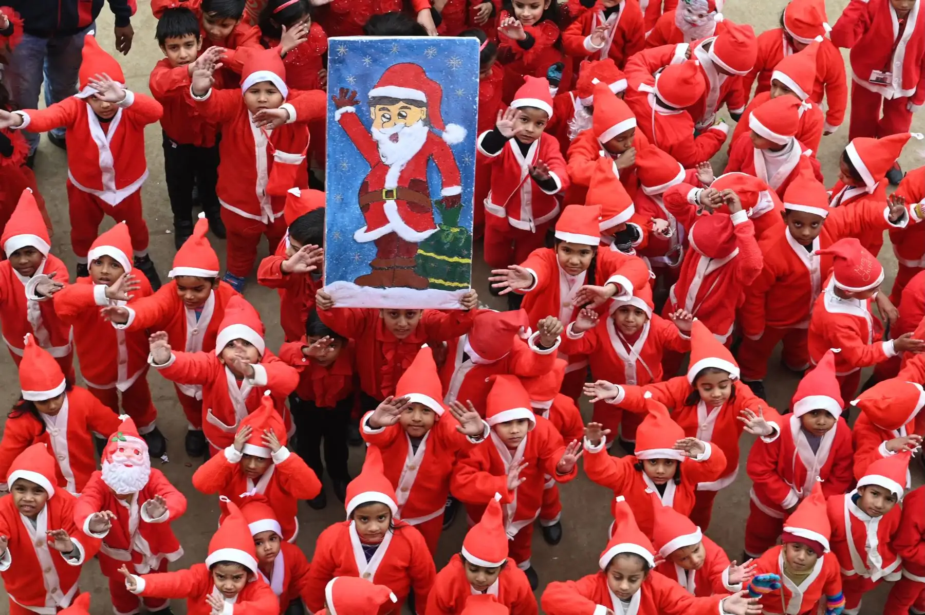 Niños vestidos como gesto de Papá Noel durante las celebraciones navideñas en una escuela en Amritsar el 24 de diciembre de 2022. Foto: AFP