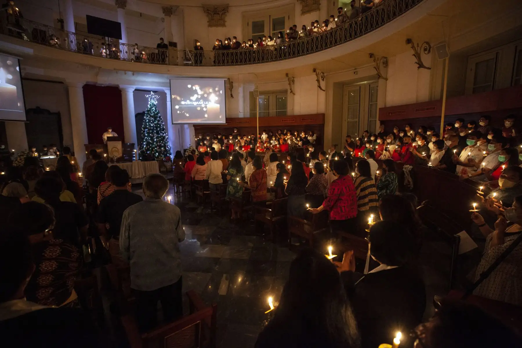 La gente asiste a una misa de Nochebuena en la iglesia Immanuel en Yakarta el 24 de diciembre de 2022. Foto: AFP