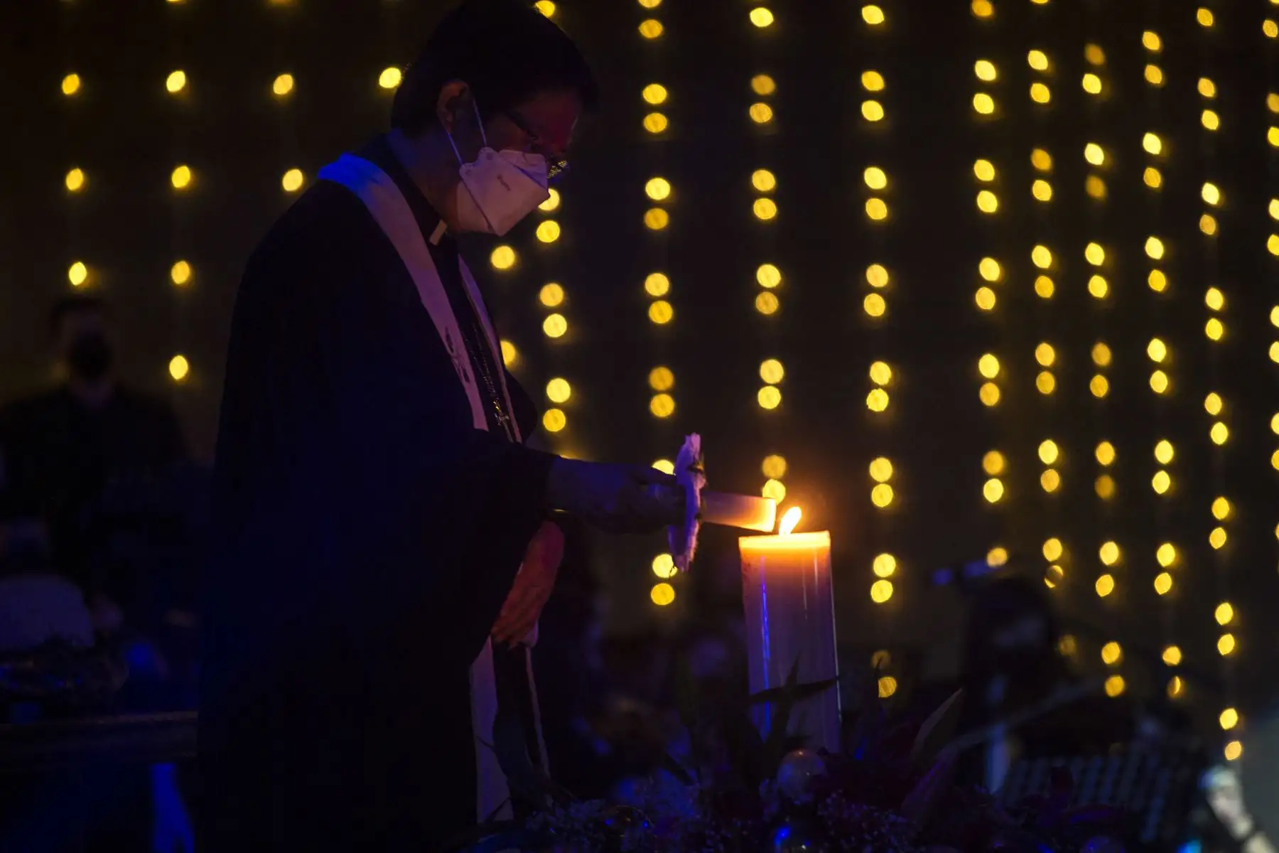 La gente asiste a una misa de Nochebuena en una iglesia en Surabaya el 24 de diciembre de 2022. Foto: AFP