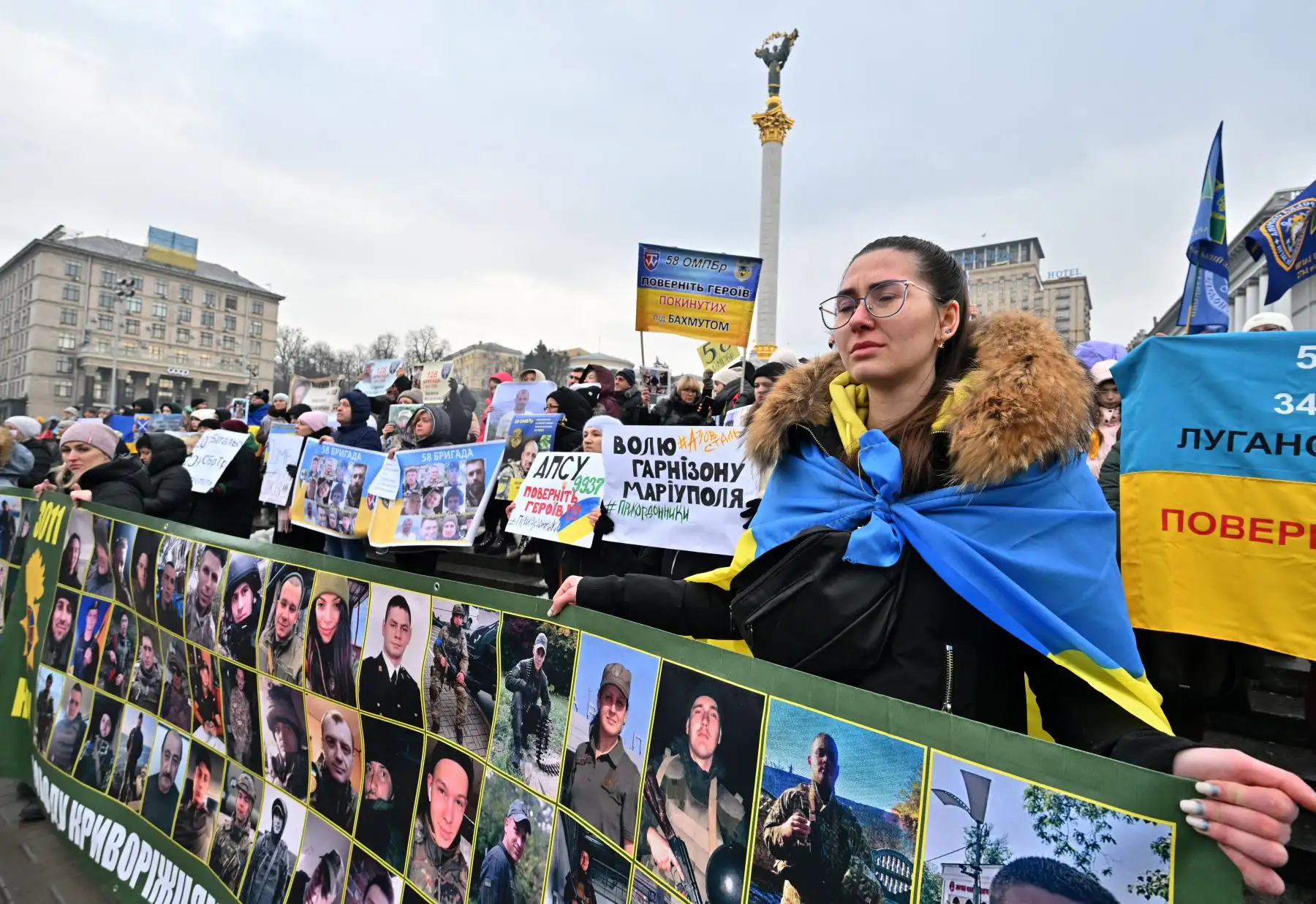 Los familiares de los militares ucranianos y los civiles capturados por las fuerzas rusas sostienen pancartas durante su manifestación en la Plaza de la Independencia en Kyiv el 24 de diciembre de 2022. Foto: AFP
