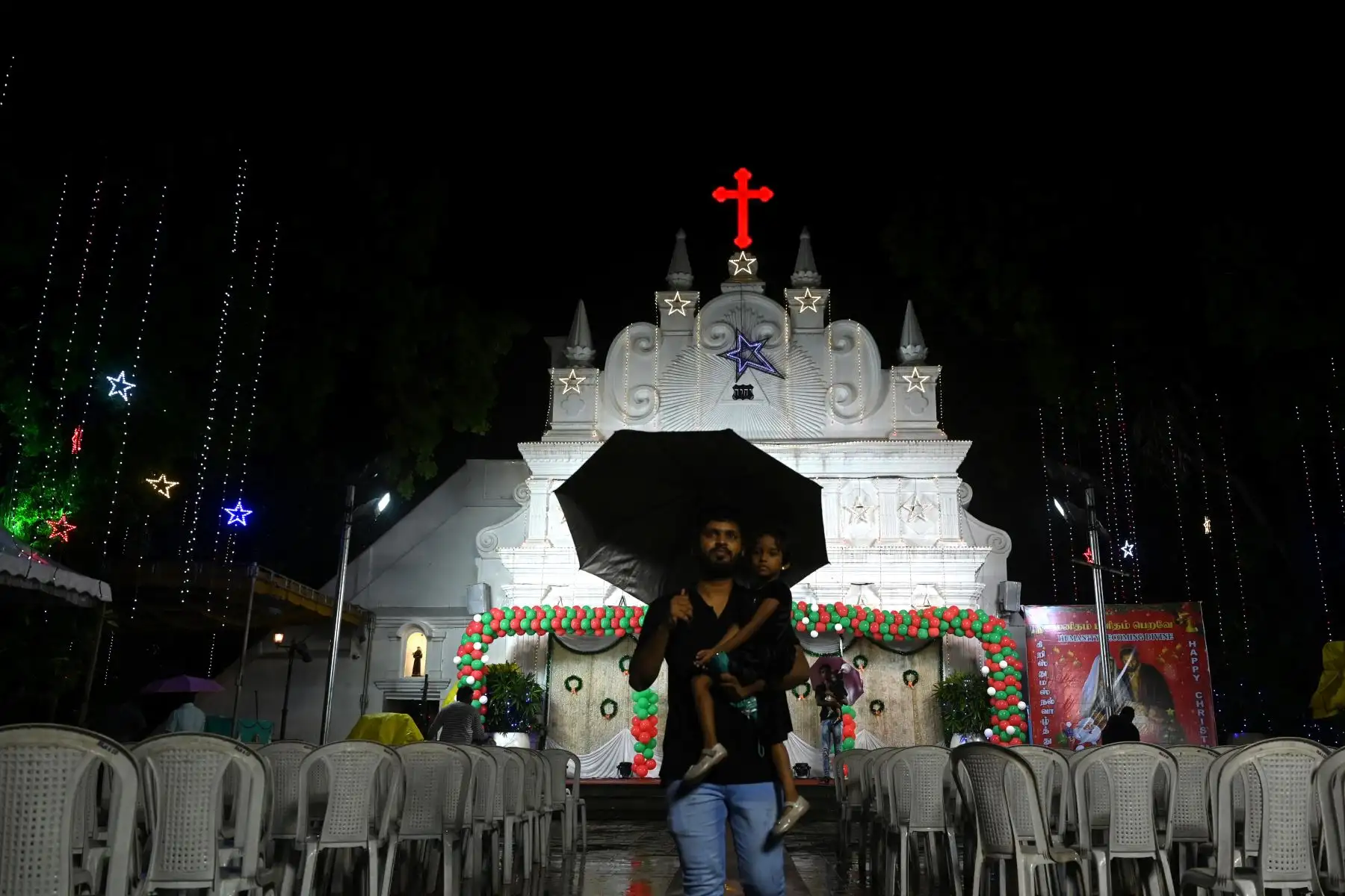 Los cristianos se reúnen para la misa de Nochebuena en la iglesia de Nuestra Señora de la Luz en Chennai. Foto: AFP