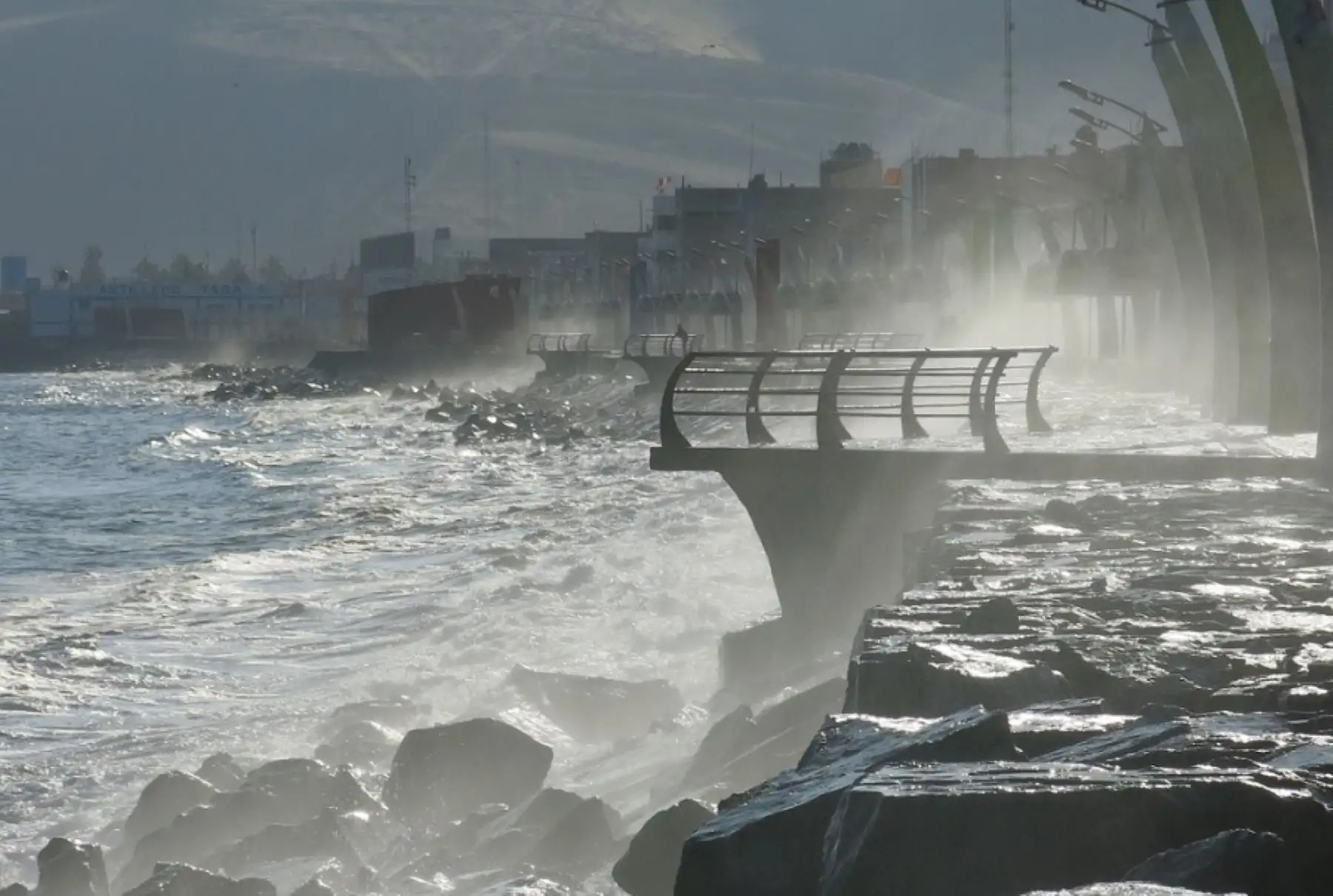El Instituto Nacional de Defensa Civil recomendó medidas de preparación ante el Aviso Oceanográfico Especial 001, emitido por la Dirección de Hidrografía y Navegación (DHN) de la Marina de Guerra del Perú, sobre la ocurrencia de oleajes de ligera intensidad que se presentarán hasta el domingo 8 de enero en todo el litoral. Foto: ANDINA/difusión.