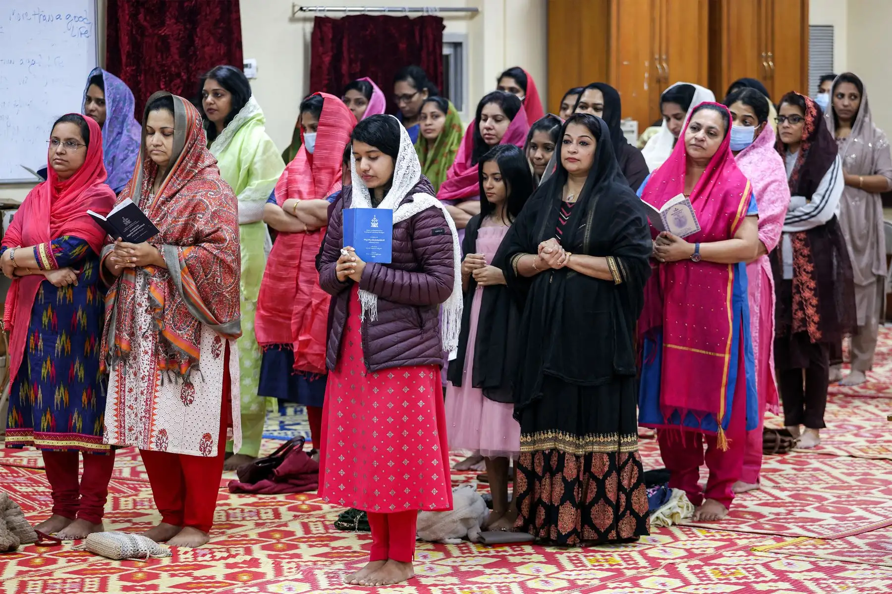 Las mujeres fieles asisten al servicio de Nochebuena en la Iglesia Reesh Ortodoxa Reesh de Malankara Siria Universal de St George en Kuwait, en la ciudad de Kuwait. Foto: AFP