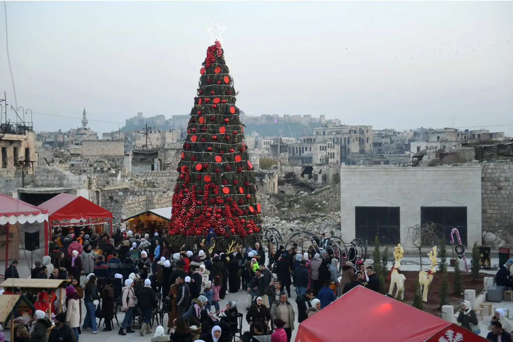Los sirios se reúnen en un mercado navideño en la plaza al-Hatab en la ciudad de Alepo, en el norte de Siria. Foto: AFP