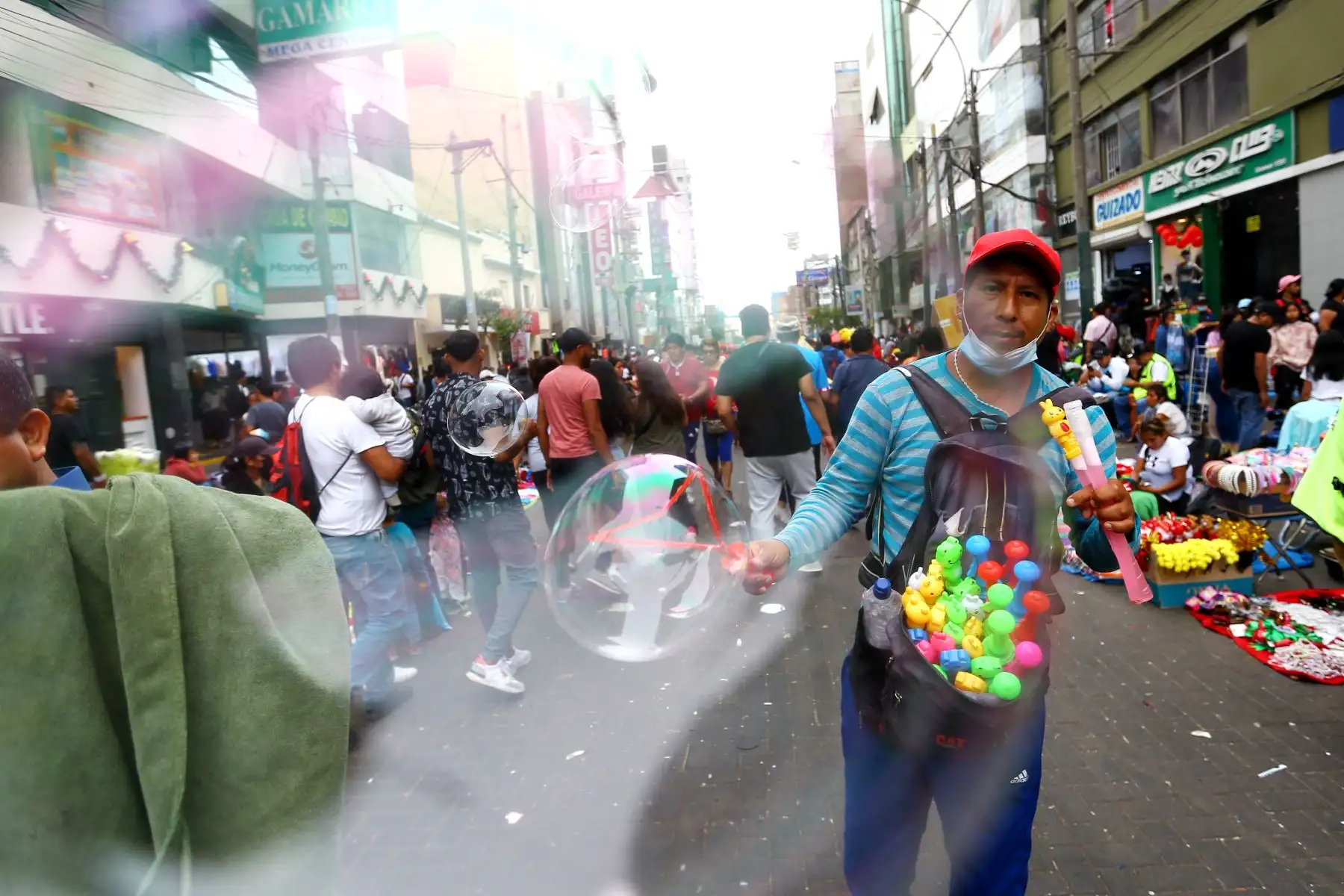 Así luce Gamarra el 24 de diciembre, cientos de personas  llegaron para hacer sus compras navideñas y fin de año.
 
Foto: ANDINA/Ricardo Cuba