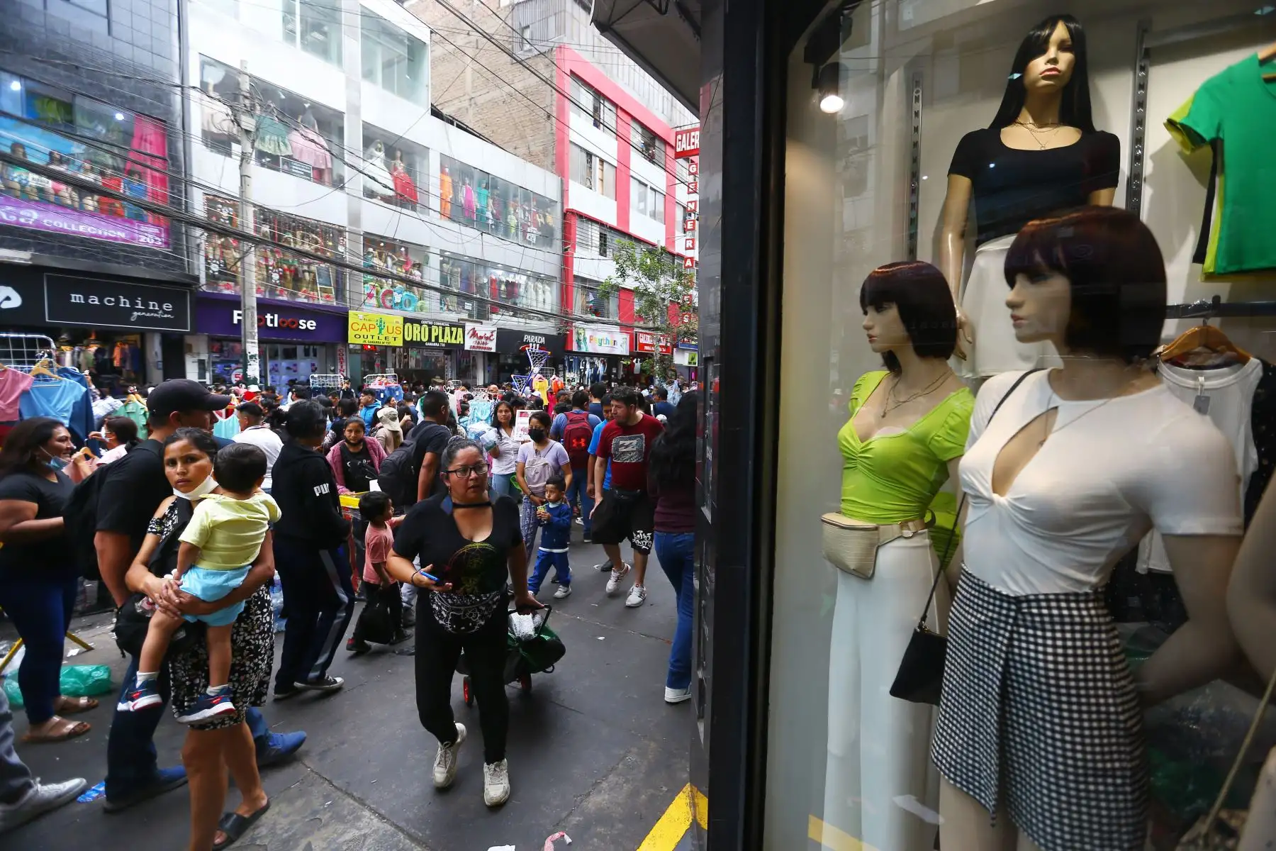 Así luce Gamarra el 24 de diciembre, cientos de personas  llegaron para hacer sus compras navideñas y fin de año.
 
Foto: ANDINA/Ricardo Cuba