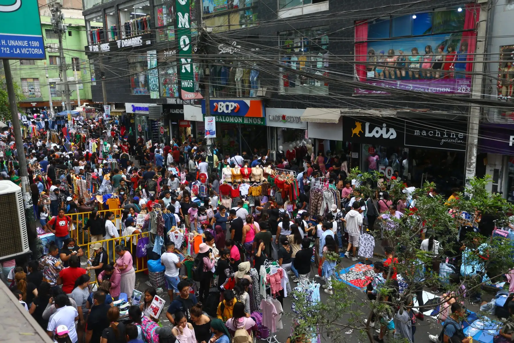 Así luce Gamarra el 24 de diciembre, cientos de personas  llegaron para hacer sus compras navideñas y fin de año.
 
Foto: ANDINA/Ricardo Cuba