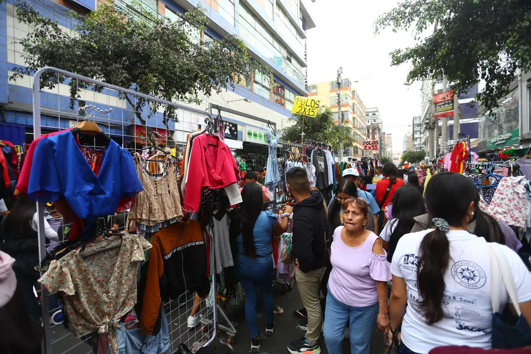 Así luce Gamarra el 24 de diciembre, cientos de personas  llegaron para hacer sus compras navideñas y fin de año.
 
Foto: ANDINA/Ricardo Cuba