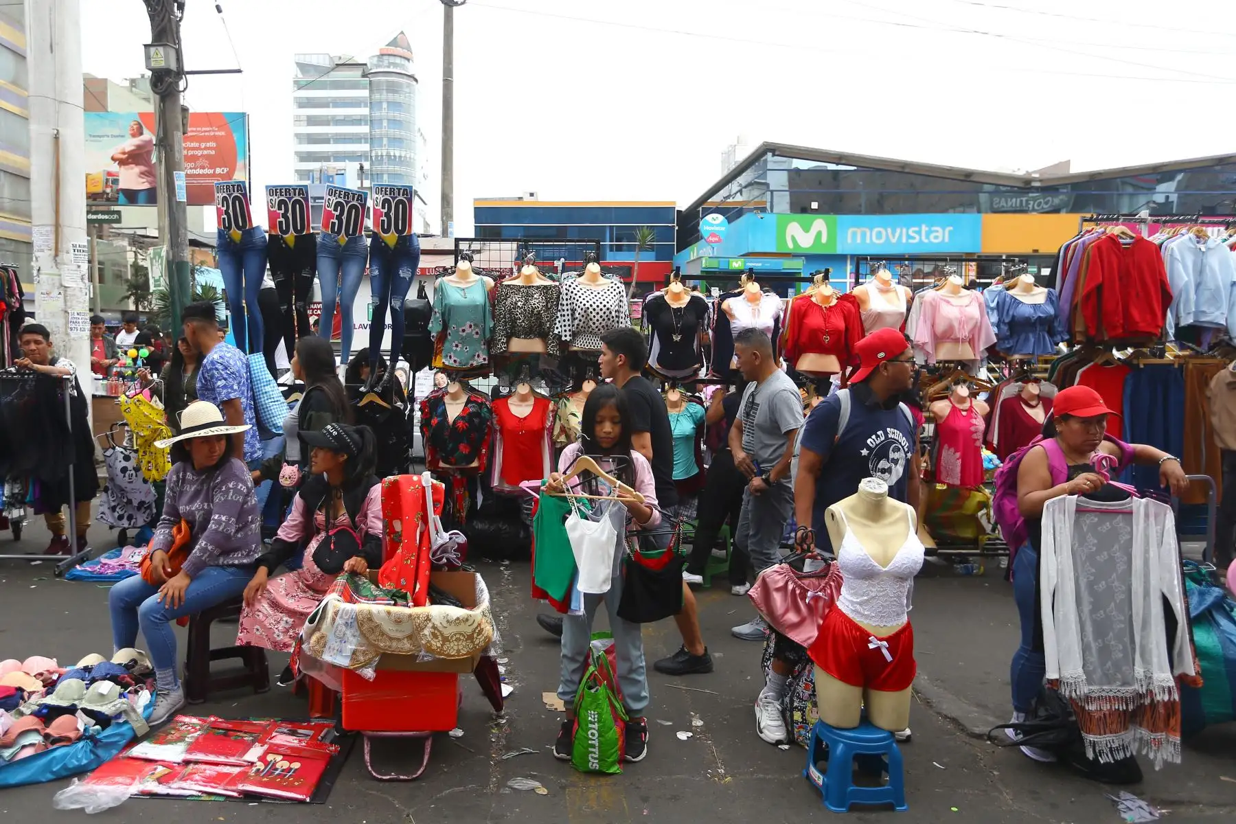 Así luce Gamarra el 24 de diciembre, cientos de personas  llegaron para hacer sus compras navideñas y fin de año.
 
Foto: ANDINA/Ricardo Cuba