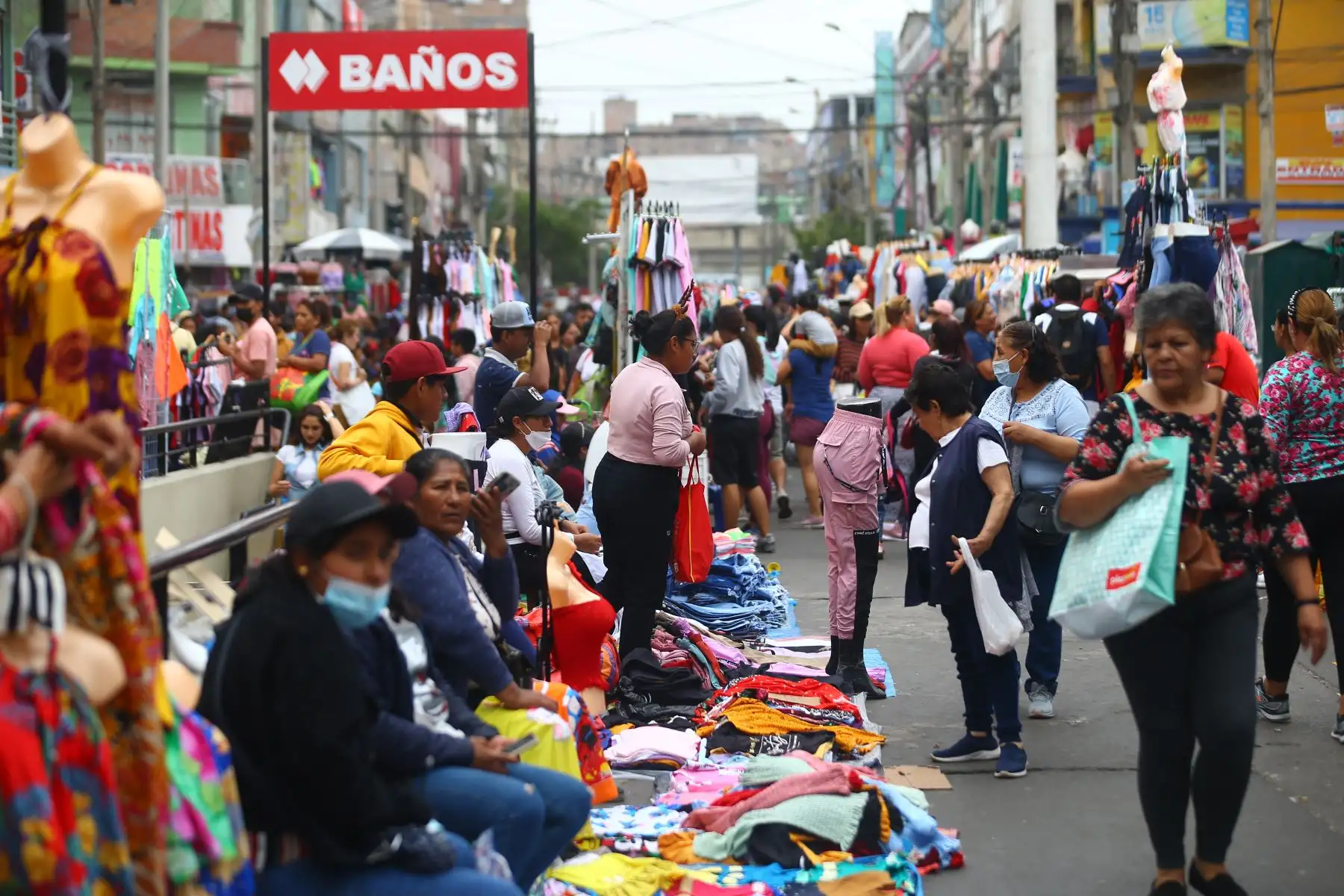 Así luce Gamarra el 24 de diciembre, cientos de personas  llegaron para hacer sus compras navideñas y fin de año.
 
Foto: ANDINA/Ricardo Cuba