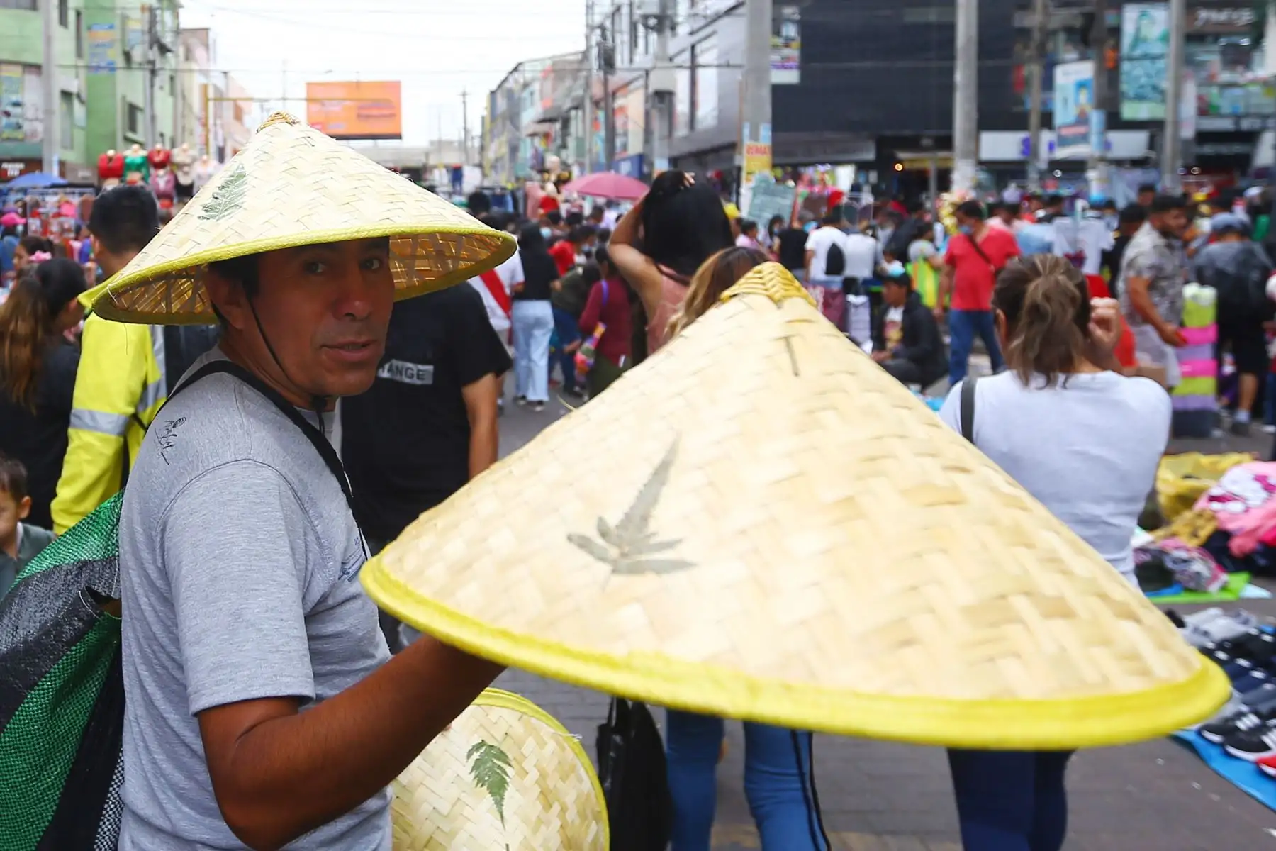 Así luce Gamarra el 24 de diciembre, cientos de personas  llegaron para hacer sus compras navideñas y fin de año. 

Foto: ANDINA/Ricardo Cuba
