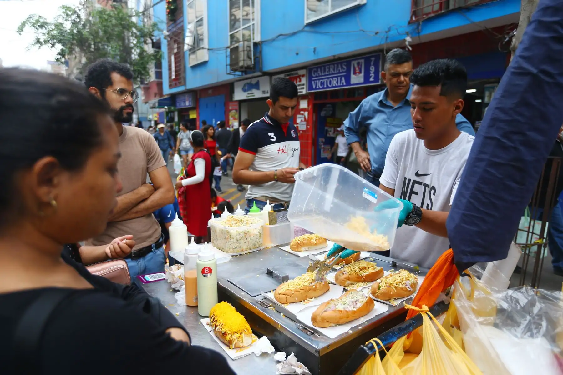 Así luce Gamarra el 24 de diciembre, cientos de personas  llegaron para hacer sus compras navideñas y fin de año. 

Foto: ANDINA/Ricardo Cuba