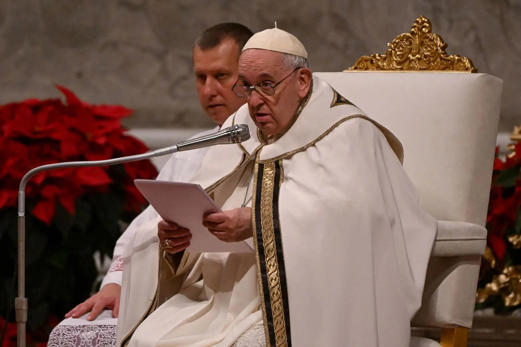 El Papa Francisco se dirige a los fieles durante la misa de Nochebuena en la Basílica de San Pedro en el Vaticano. Foto: AFP