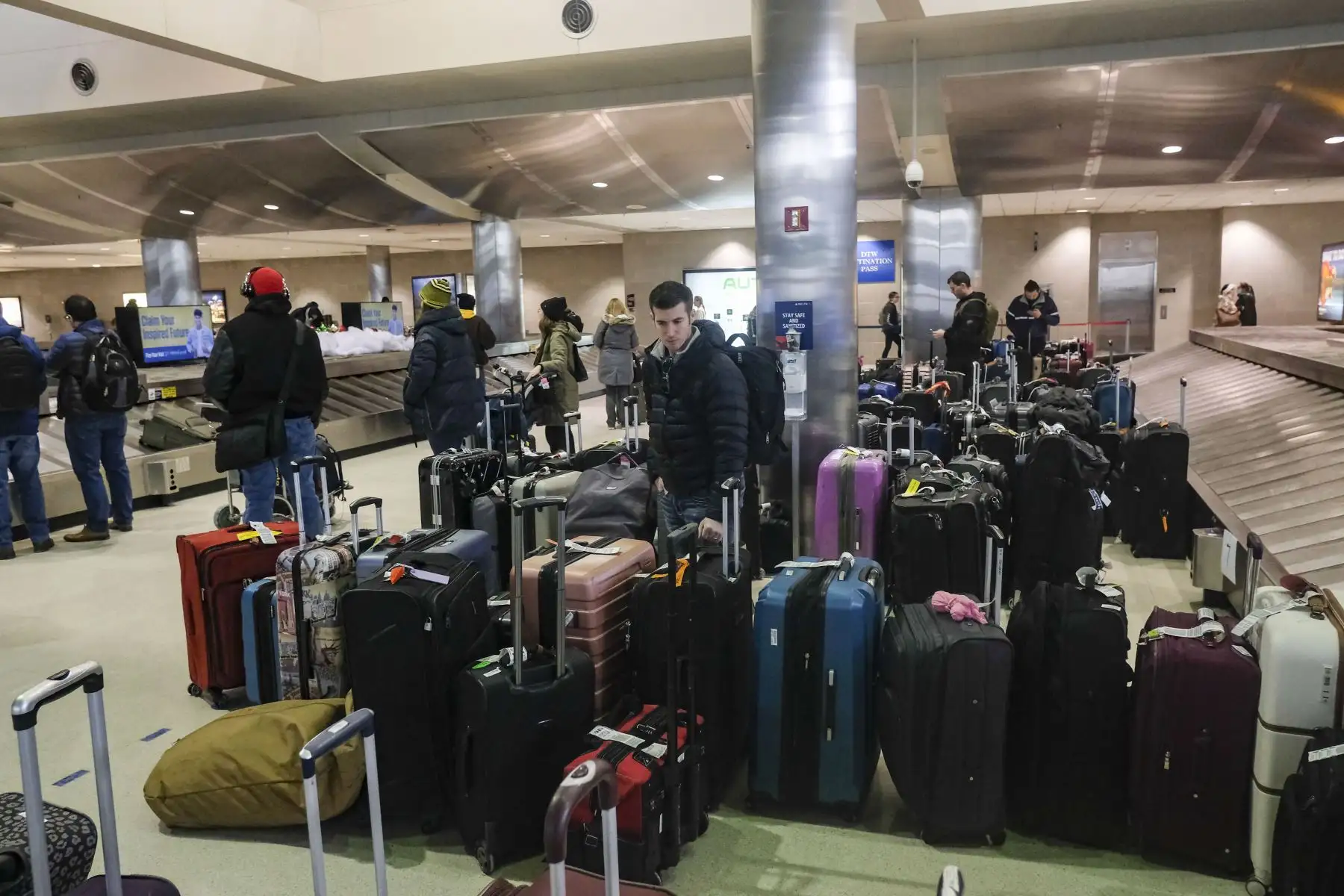 Los viajeros de vacaciones abarrotan el aeropuerto metropolitano del condado de Detroit Wayne en la víspera de Navidad después de la tormenta de invierno Elliot el 24 de diciembre de 2022 en Detroit, Michigan, los viajes por todo Estados Unidos.Foto: AFP