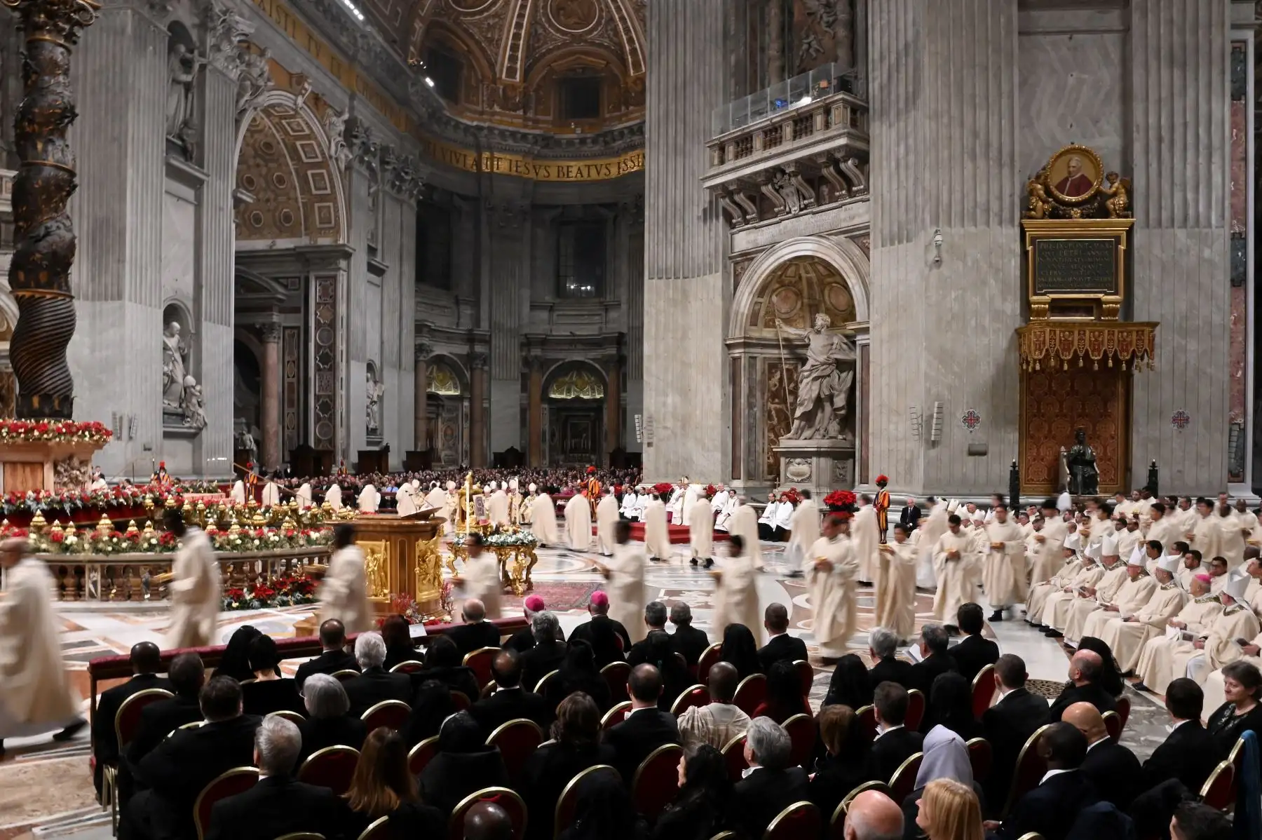 Esta fotografía tomada el 24 de diciembre de 2022 muestra una vista general de la misa de Nochebuena celebrada por el Papa Francisco en la Basílica de San Pedro en el Vaticano. Foto:AFP