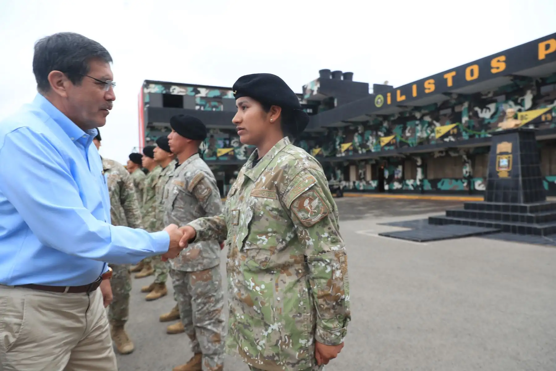 El ministro de Defensa, Jorge Chavez Cresta, compartió una chocolatada con los jóvenes soldados del Batallón de Comandos N° 19 de la Primera Brigada de Fuerzas Especiales del Ejército, a quienes expresó su saludo de Navidad y eterno agradecimiento por sus servicios a la Patria. Foto: ANDINA/MINDEF