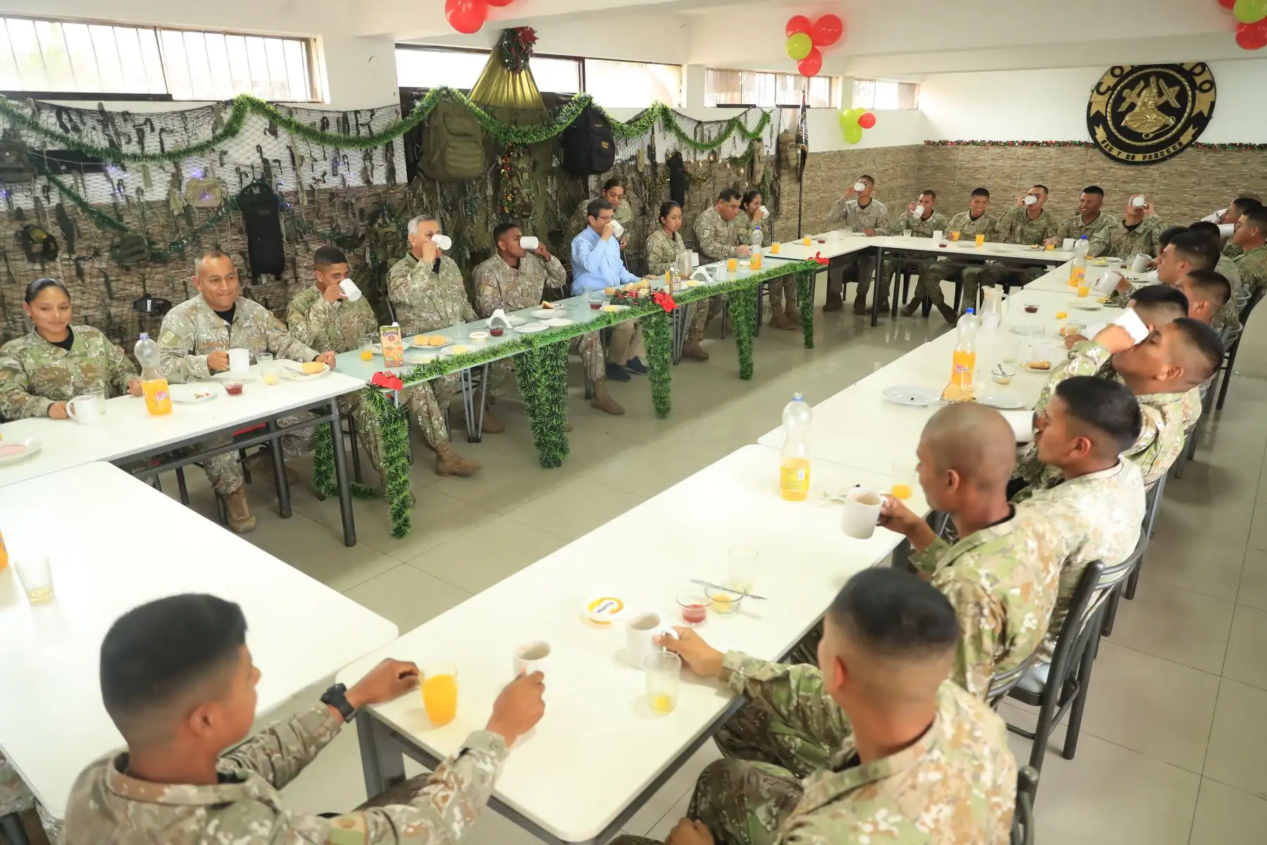 El ministro de Defensa, Jorge Chavez Cresta, compartió una chocolatada con los jóvenes soldados del Batallón de Comandos N° 19 de la Primera Brigada de Fuerzas Especiales del Ejército, a quienes expresó su saludo de Navidad y eterno agradecimiento por sus servicios a la Patria. Foto: ANDINA/MINDEF