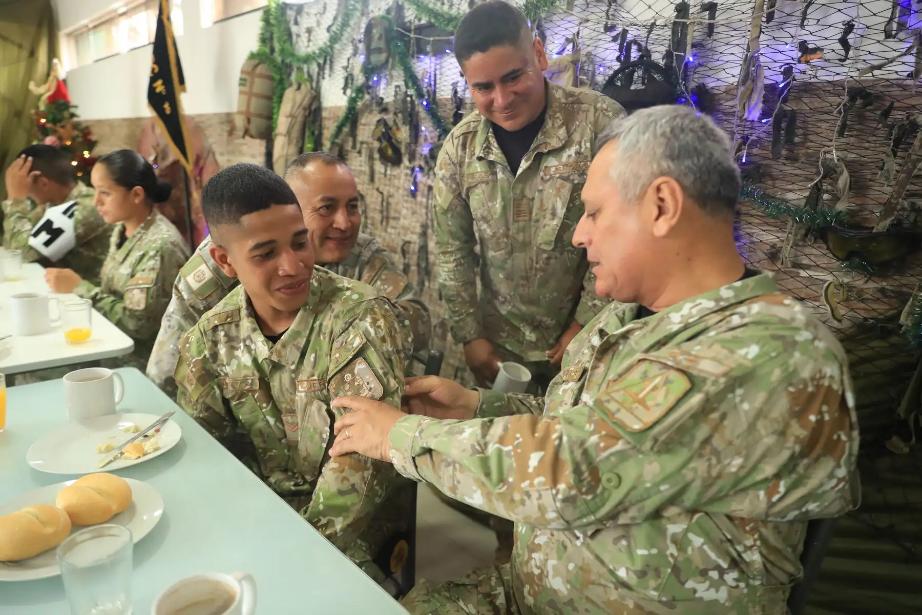 El ministro de Defensa, Jorge Chavez Cresta, compartió una chocolatada con los jóvenes soldados del Batallón de Comandos N° 19 de la Primera Brigada de Fuerzas Especiales del Ejército, a quienes expresó su saludo de Navidad y eterno agradecimiento por sus servicios a la Patria. Foto: ANDINA/MINDEF