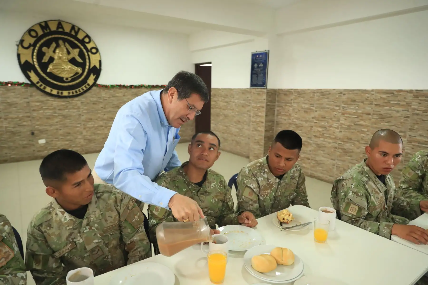 El ministro de Defensa, Jorge Chavez Cresta, compartió una chocolatada con los jóvenes soldados del Batallón de Comandos N° 19 de la Primera Brigada de Fuerzas Especiales del Ejército, a quienes expresó su saludo de Navidad y eterno agradecimiento por sus servicios a la Patria. Foto: ANDINA/MINDEF