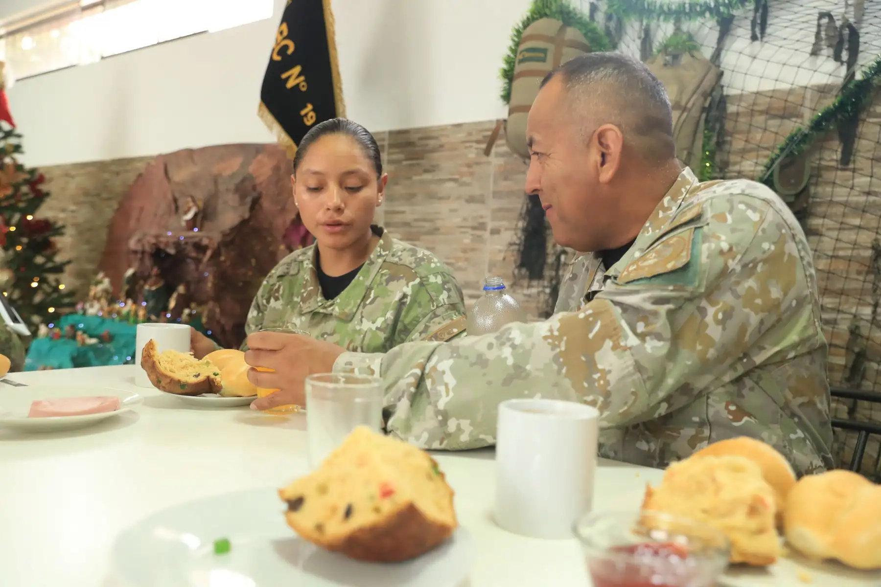 El ministro de Defensa, Jorge Chavez Cresta, compartió una chocolatada con los jóvenes soldados del Batallón de Comandos N° 19 de la Primera Brigada de Fuerzas Especiales del Ejército, a quienes expresó su saludo de Navidad y eterno agradecimiento por sus servicios a la Patria. Foto: ANDINA/MINDEF
