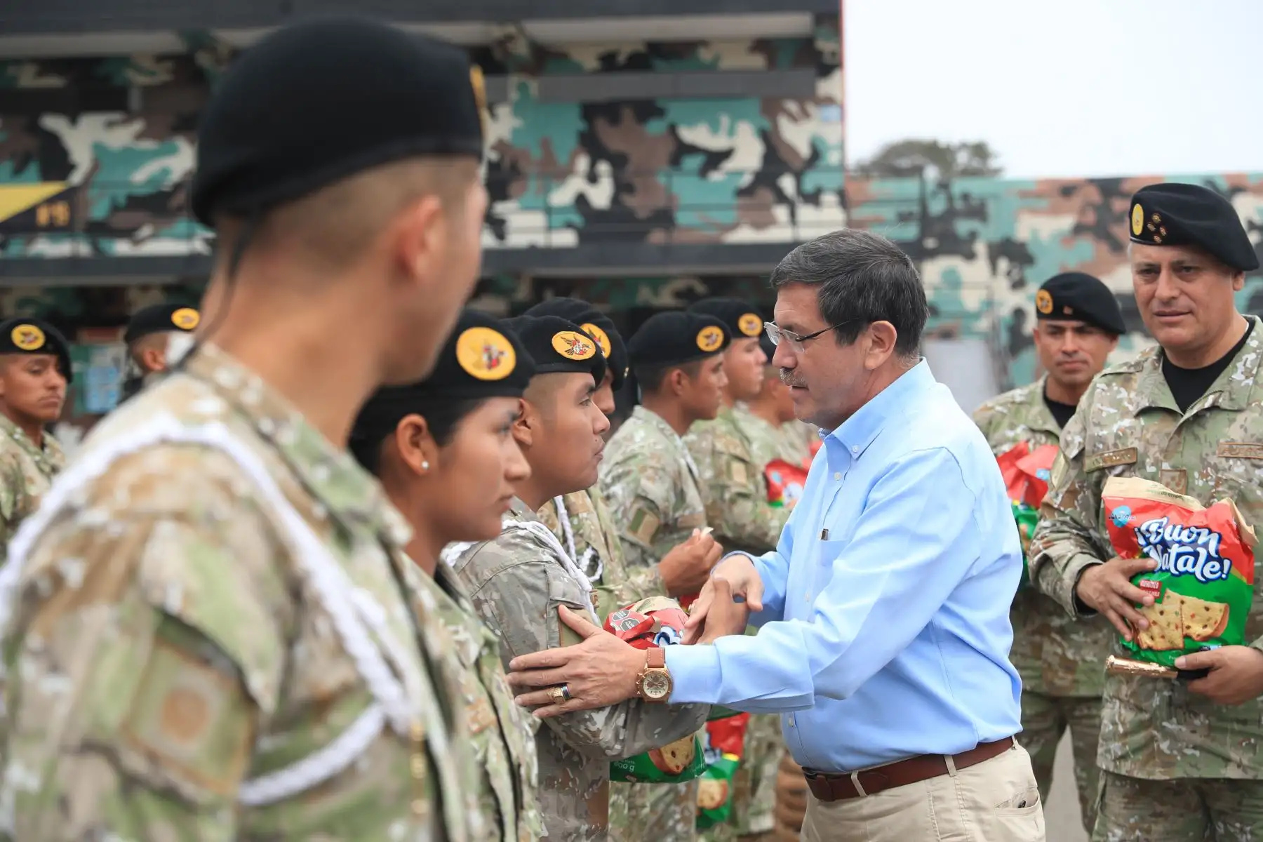El ministro de Defensa, Jorge Chavez Cresta, compartió una chocolatada con los jóvenes soldados del Batallón de Comandos N° 19 de la Primera Brigada de Fuerzas Especiales del Ejército, a quienes expresó su saludo de Navidad y eterno agradecimiento por sus servicios a la Patria. Foto: ANDINA/MINDEF