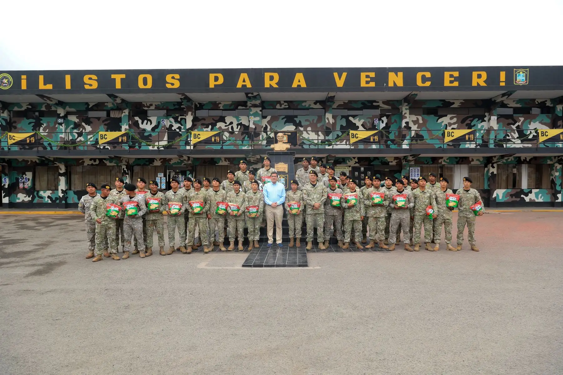 El ministro de Defensa, Jorge Chavez Cresta, compartió una chocolatada con los jóvenes soldados del Batallón de Comandos N° 19 de la Primera Brigada de Fuerzas Especiales del Ejército, a quienes expresó su saludo de Navidad y eterno agradecimiento por sus servicios a la Patria. Foto: ANDINA/MINDEF