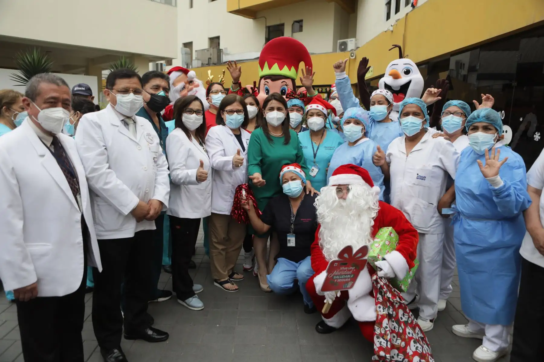 En vísperas de celebrar la Navidad, la ministra de Salud, Rosa Gutiérrez, visitó esta mañana a las niñas y los niños que son atendidos en el Instituto Nacional de Enfermedades Neoplásicas (INEN).Foto: ANDINA/MINSA
