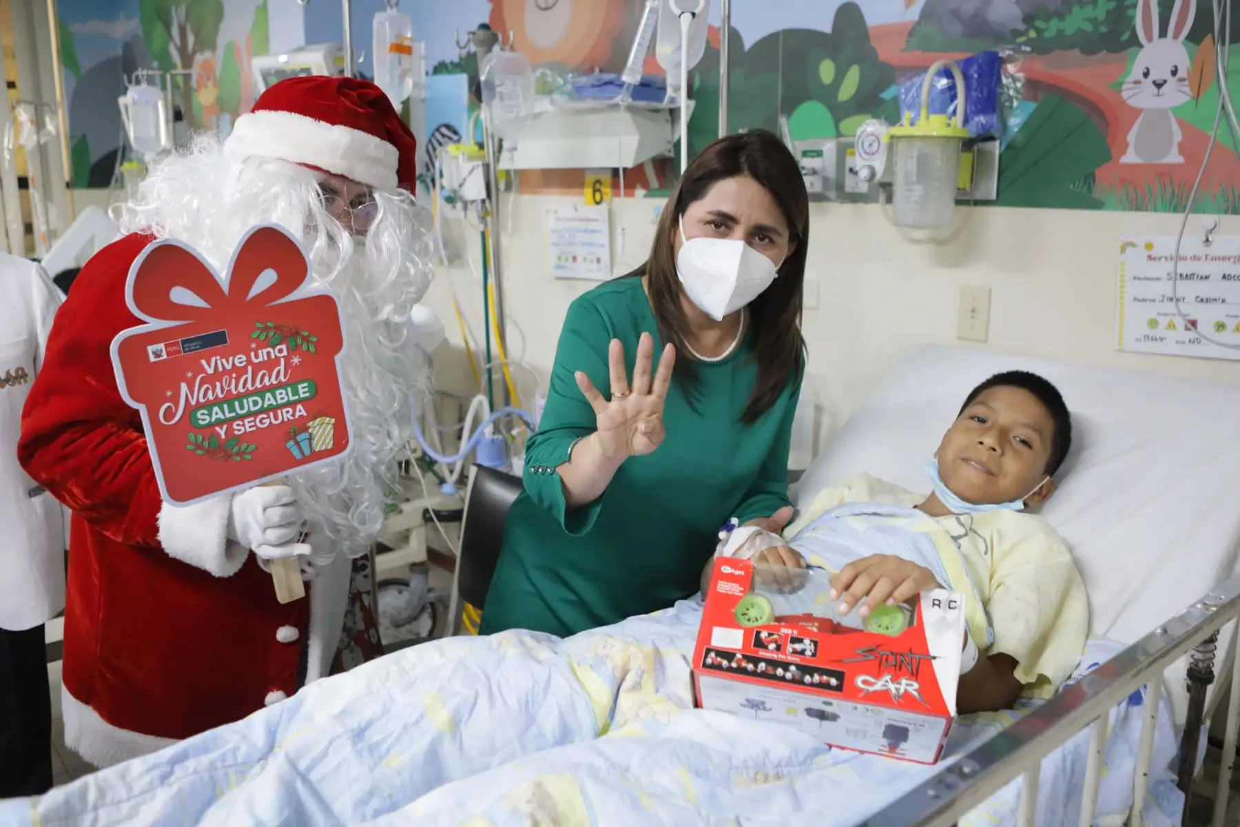 En vísperas de celebrar la Navidad, la ministra de Salud, Rosa Gutiérrez, visitó esta mañana a las niñas y los niños que son atendidos en el Instituto Nacional de Enfermedades Neoplásicas (INEN).Foto: ANDINA/MINSA