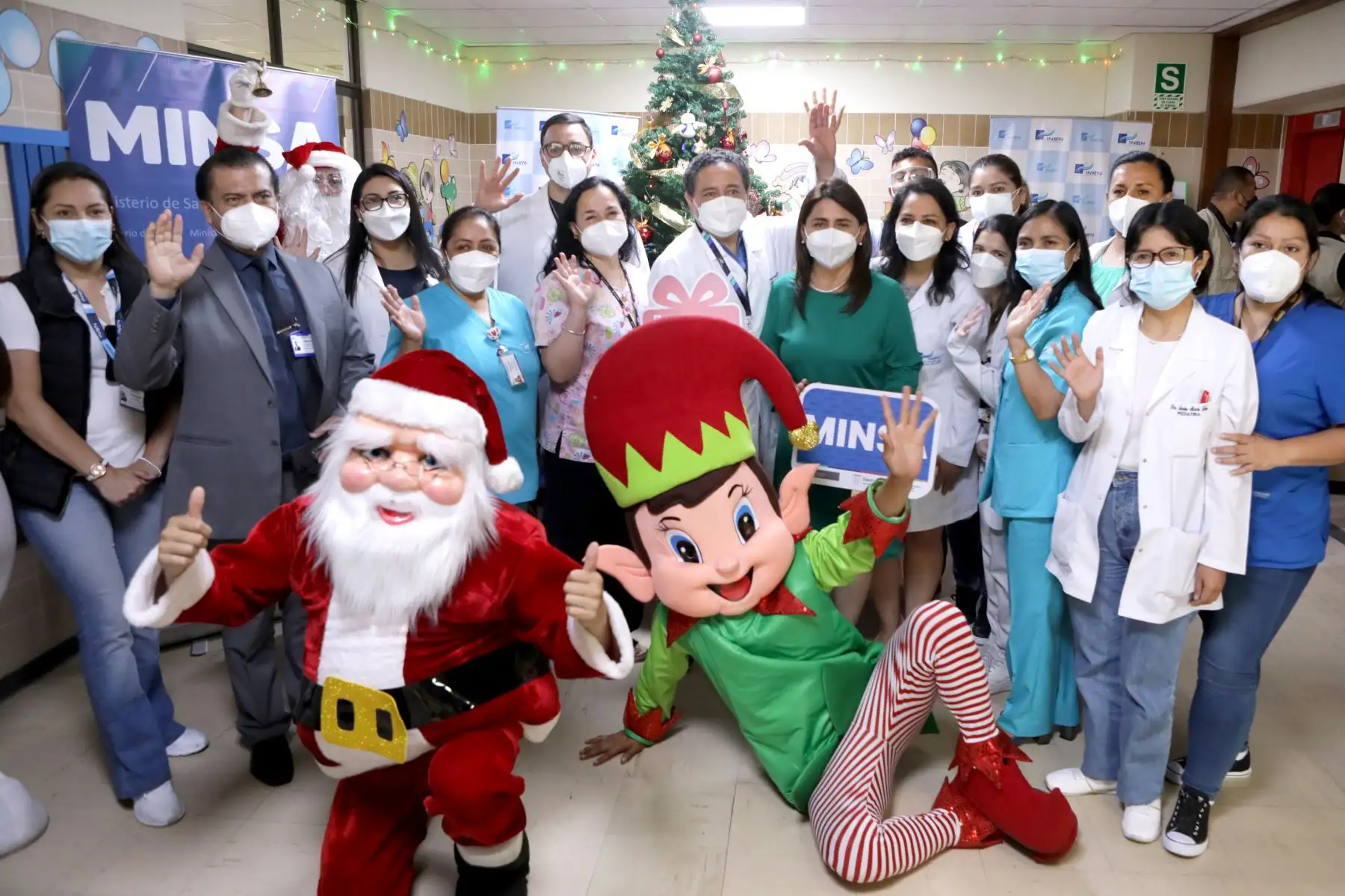 En vísperas de celebrar la Navidad, la ministra de Salud, Rosa Gutiérrez, visitó esta mañana a las niñas y los niños que son atendidos en el Instituto Nacional de Enfermedades Neoplásicas (INEN).Foto: ANDINA/MINSA