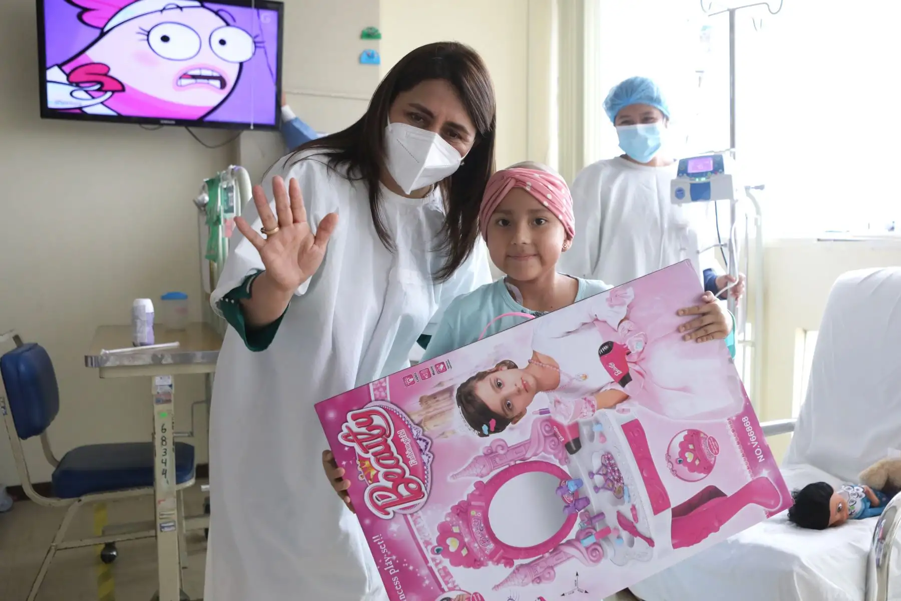 En vísperas de celebrar la Navidad, la ministra de Salud, Rosa Gutiérrez, visitó esta mañana a las niñas y los niños que son atendidos en el Instituto Nacional de Enfermedades Neoplásicas (INEN).Foto: ANDINA/MINSA