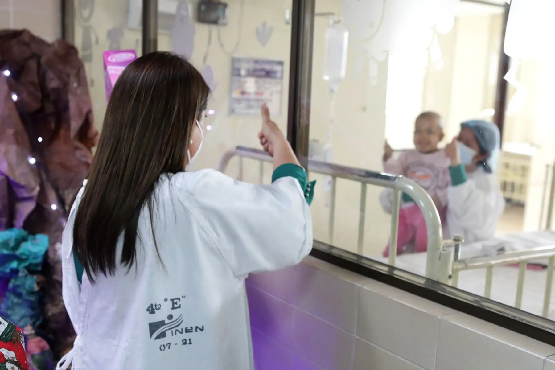 En vísperas de celebrar la Navidad, la ministra de Salud, Rosa Gutiérrez, visitó esta mañana a las niñas y los niños que son atendidos en el Instituto Nacional de Enfermedades Neoplásicas (INEN).Foto: ANDINA/MINSA