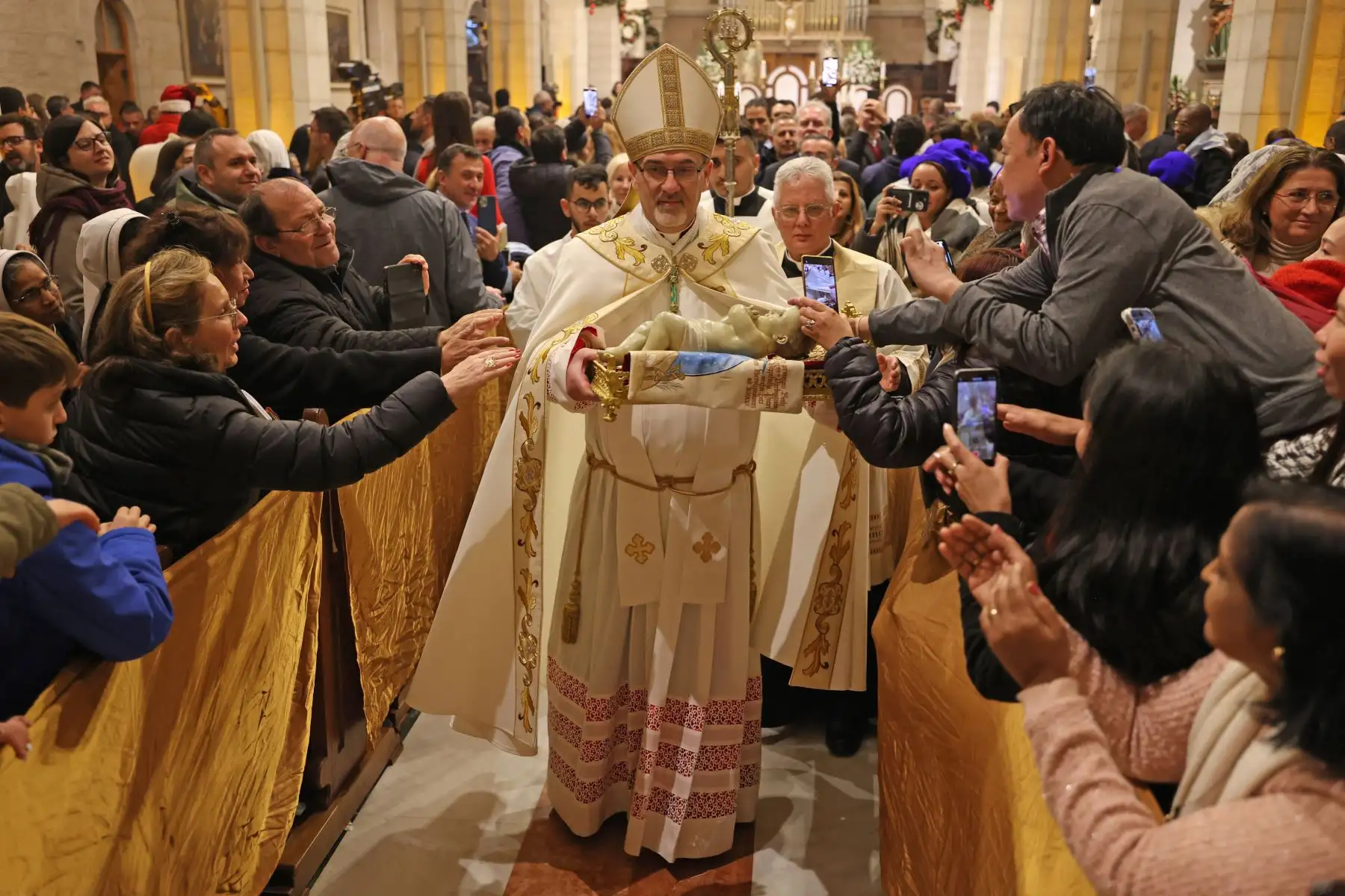 El patriarca latino interino de Jerusalén, Pierbattista Pizzaballa, dirige una misa de medianoche de Navidad en la iglesia de Santa Catalina, en la iglesia de la Natividad en Belén, en Cisjordania ocupada por Israel. Foto: AFP