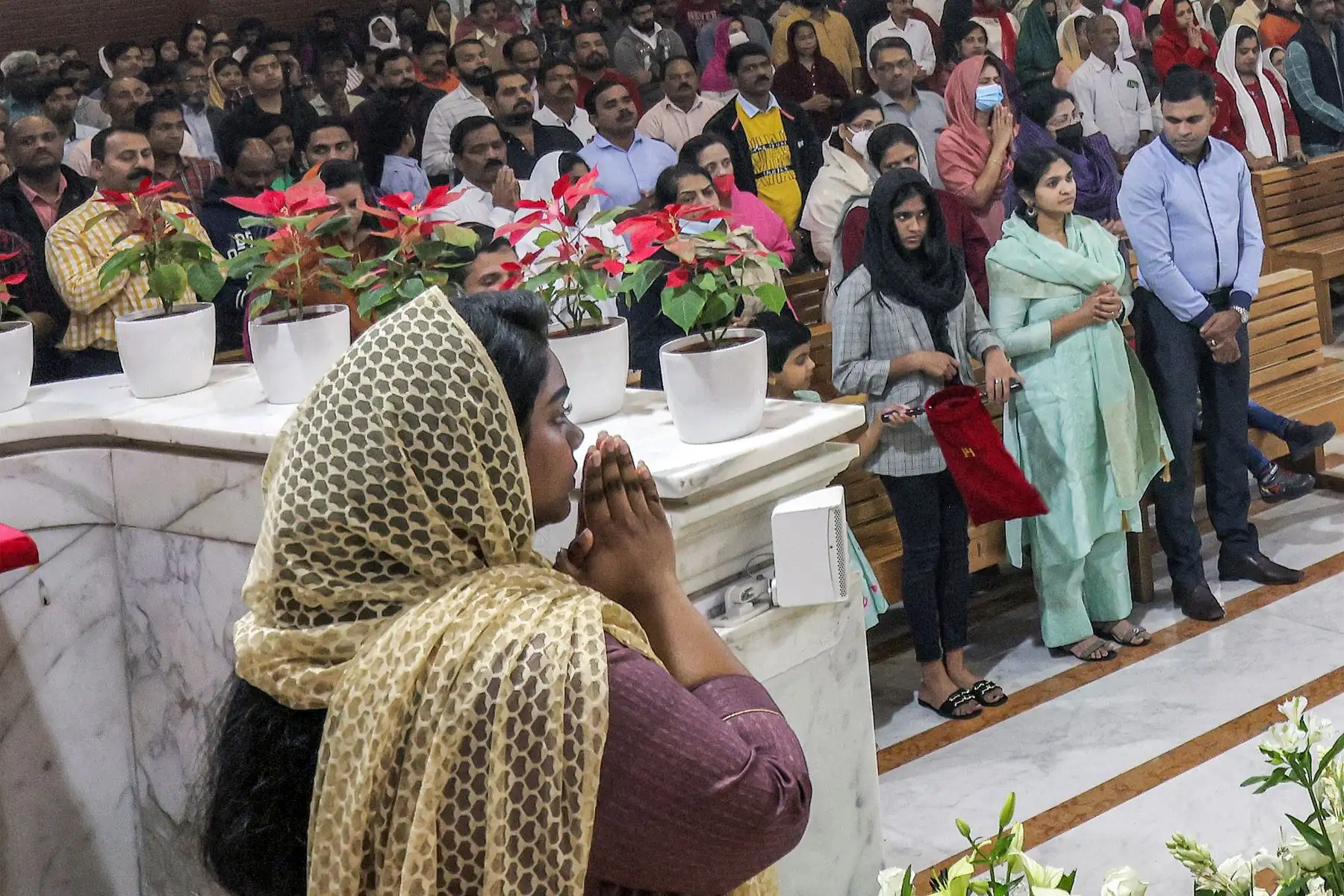 Fieles cristianos asisten a un servicio matutino de Navidad en la Concatedral Católica de la Sagrada Familia en la ciudad de Kuwait. Foto: AFP