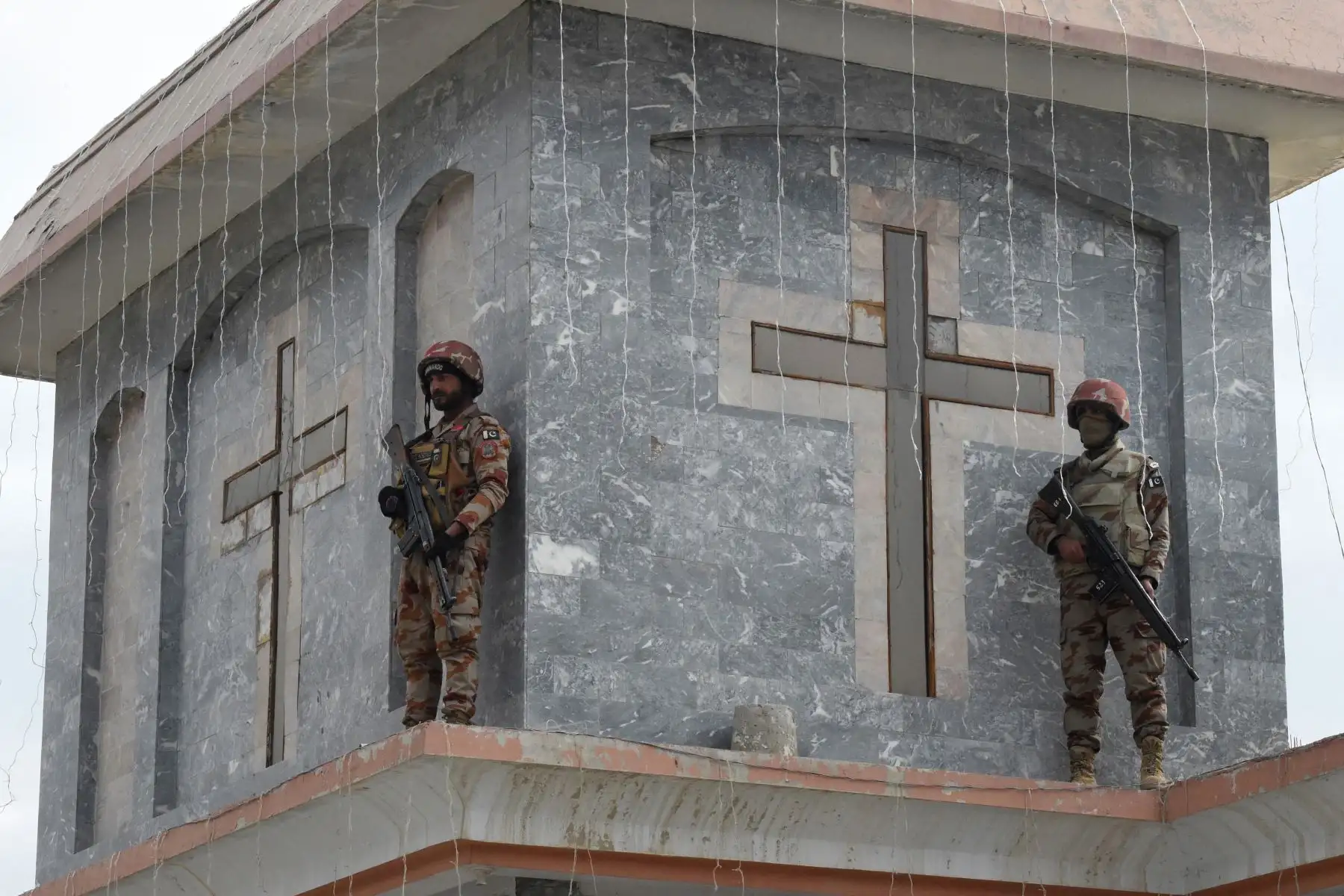 Miembros del personal de Frontier Constabulary hacen guardia durante una ceremonia de oración de Navidad en la Iglesia Metodista Bethel Memorial en Quetta. 
 Foto: AFP