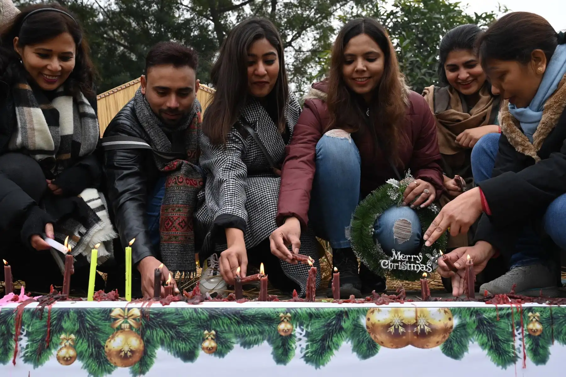 Los devotos encienden velas durante las celebraciones del día de Navidad frente a una iglesia en Amritsar. Foto: AFP