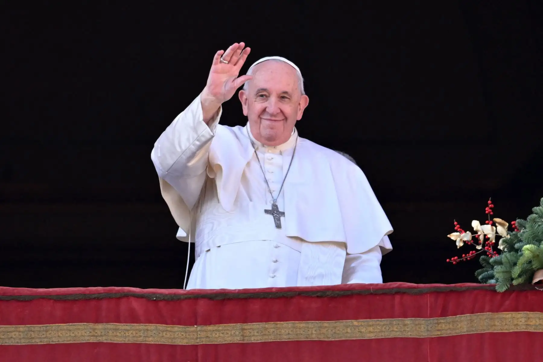 El Papa Francisco saluda a la multitud cuando aparece en el balcón para entregar su bendición navideña Urbi et Orbi en la Plaza de San Pedro en el Vaticano. Foto: AFP