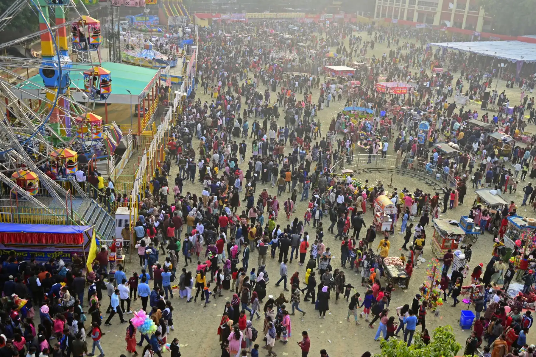 La gente se reúne durante una feria navideña en St. Mary