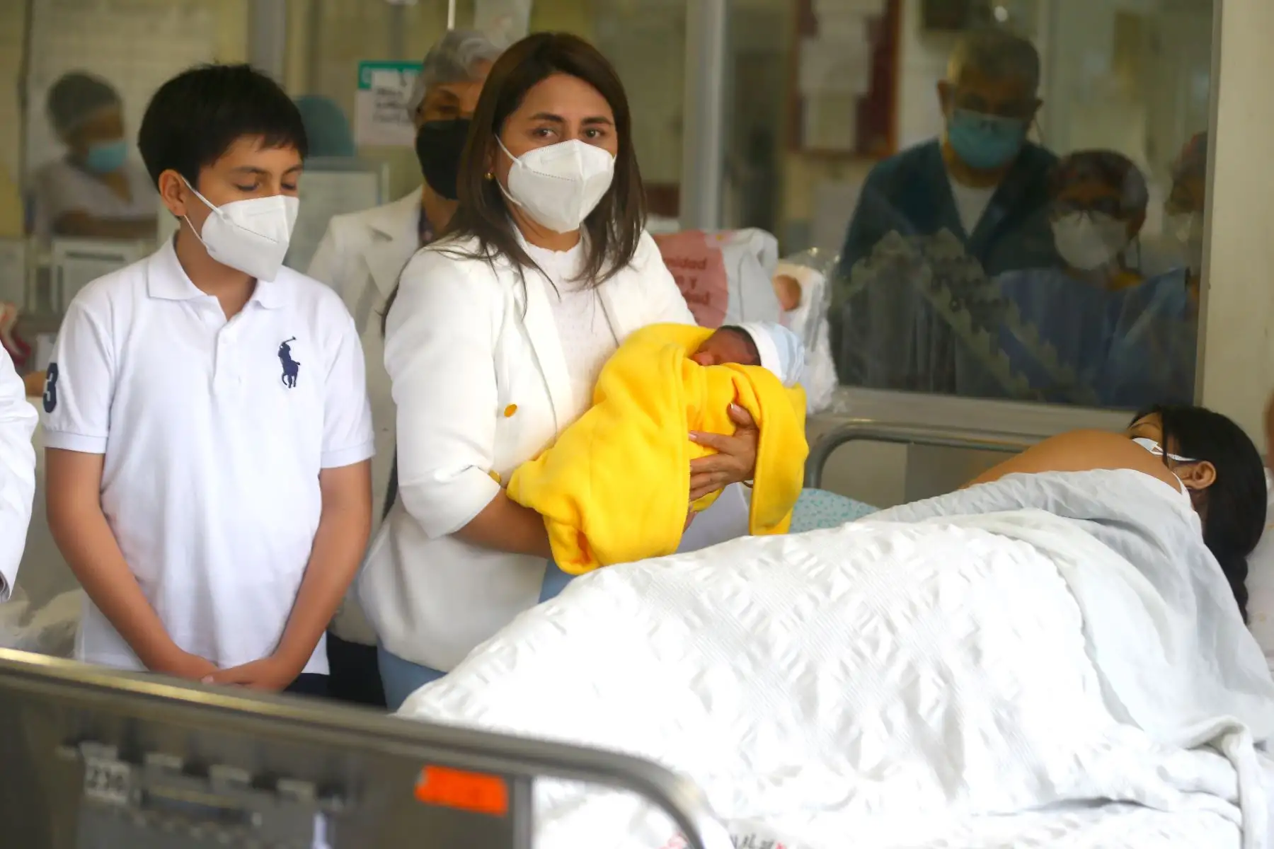 El Instituto Nacional Materno Perinatal presenta a los primeros bebés de la navidad.Primer bebé Eytan Miguel Salomé Pariona.Mamá: Leslie Celestina Pariona Inchi. Ministra de Salud Dra. Rosa Gutierre.
Foto: ANDINA/Ricardo Cuba