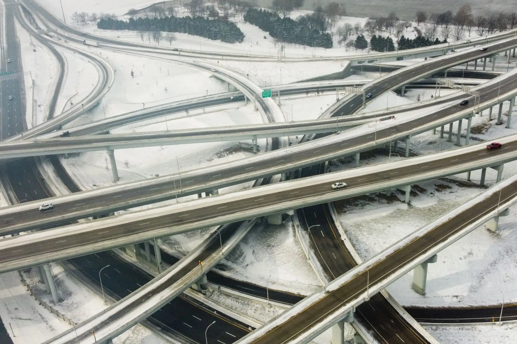 Los vehículos se mueven a lo largo de una carretera en Louisville, Kentucky, bajo temperaturas bajo cero, Casi un millón y medio de clientes de energía de EE. miles de cancelaciones de vuelos días antes de Navidad. Foto: AFP